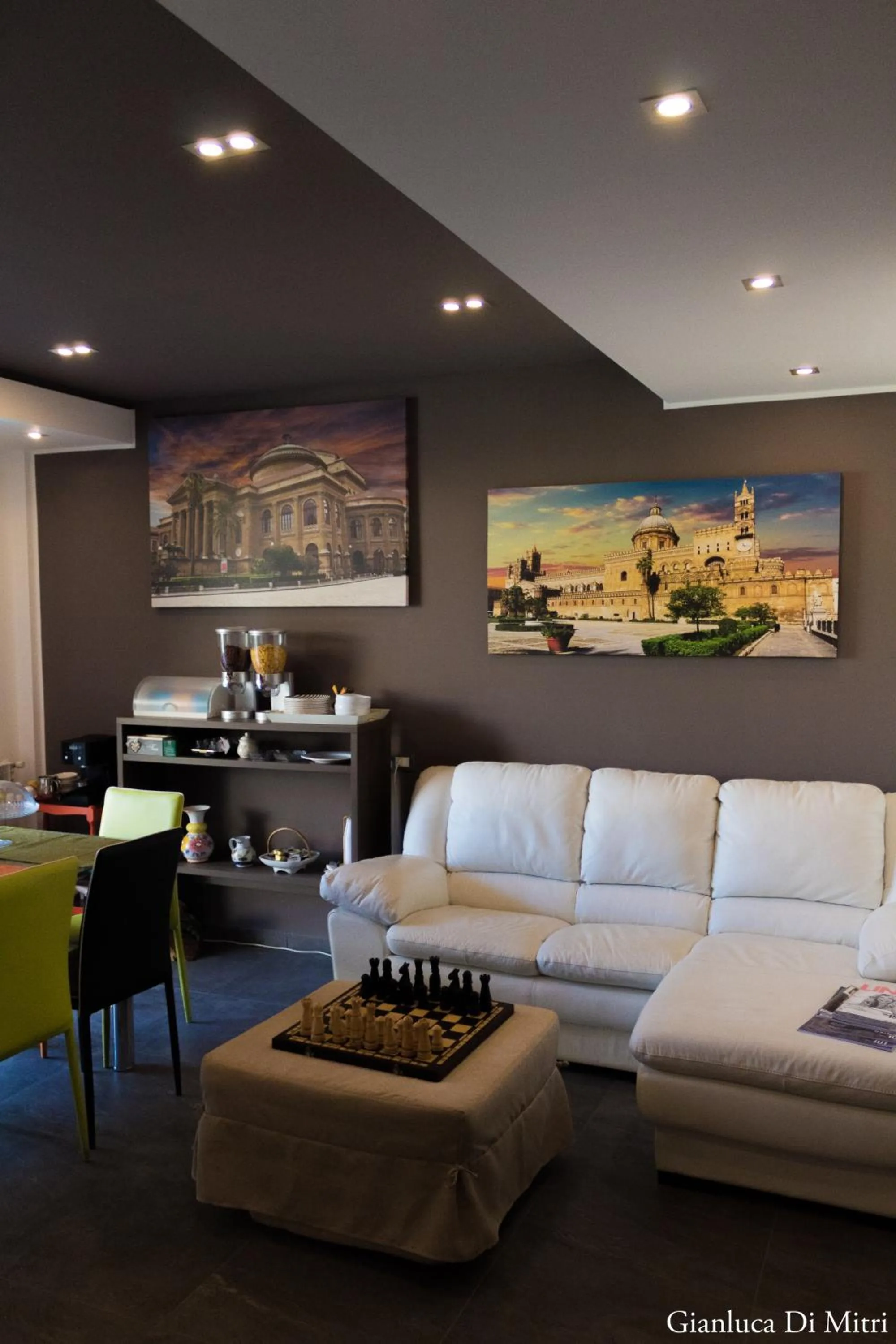 Communal lounge/ TV room in Mongibello Palace B&B