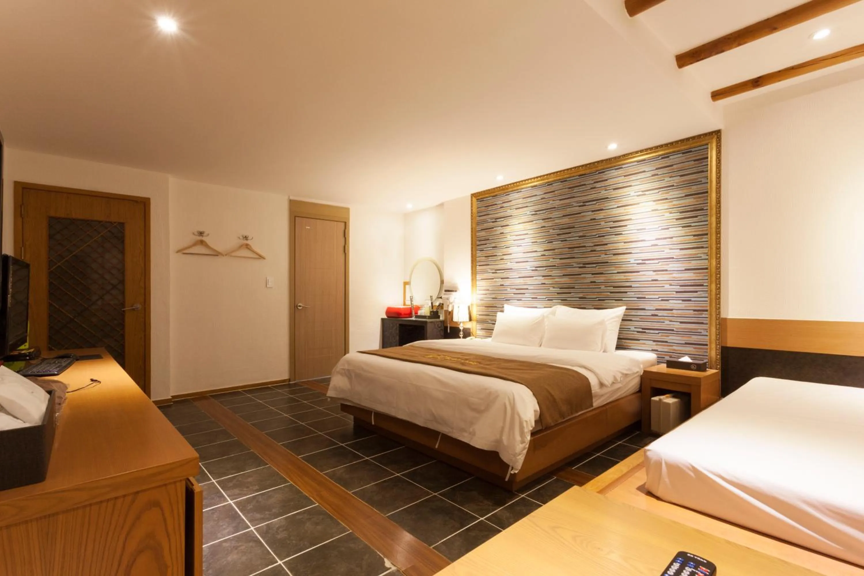 TV and multimedia, Bed in Hotel Leaders