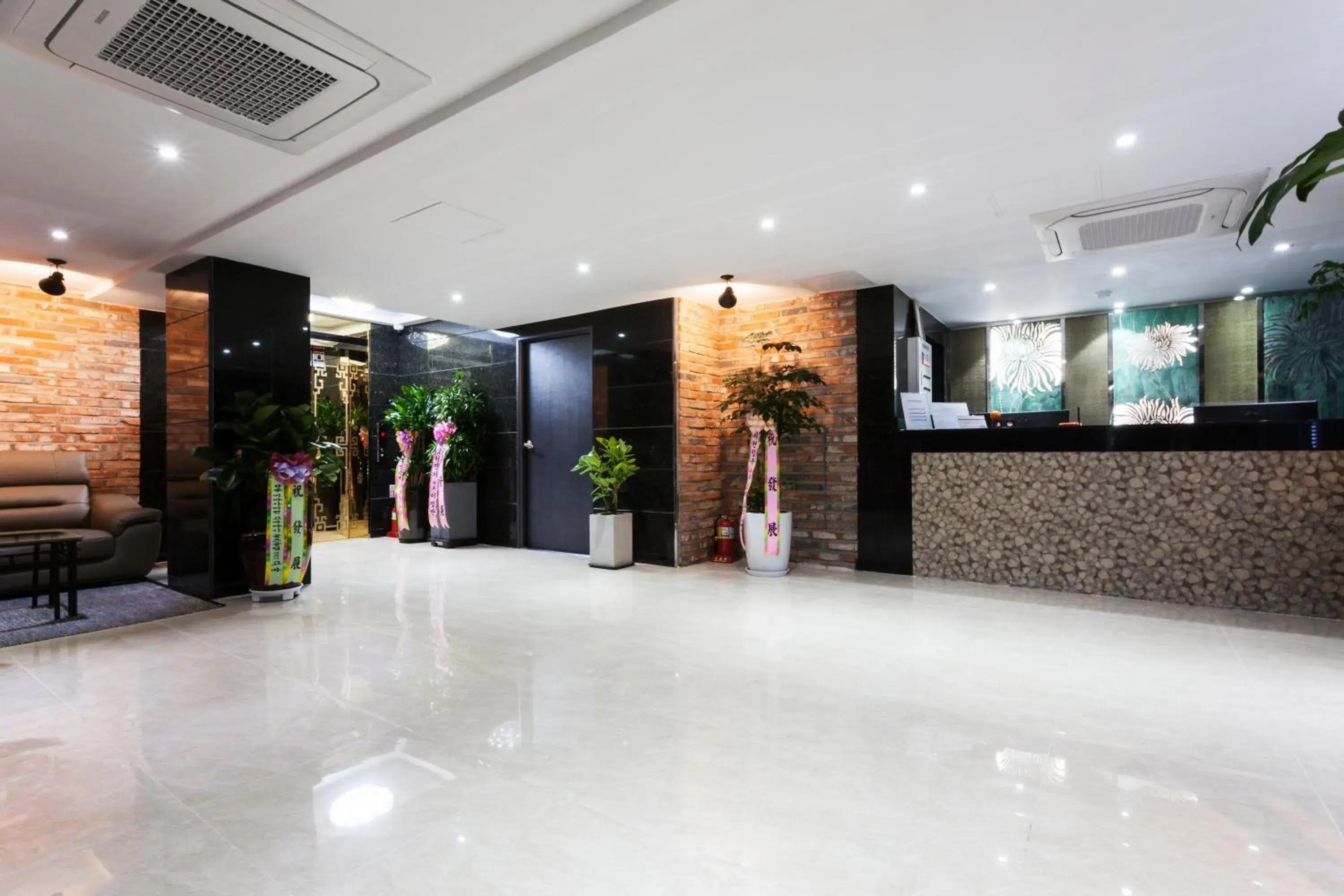 Facade/entrance in Hotel Leaders Facade/entrance in Hotel Leaders