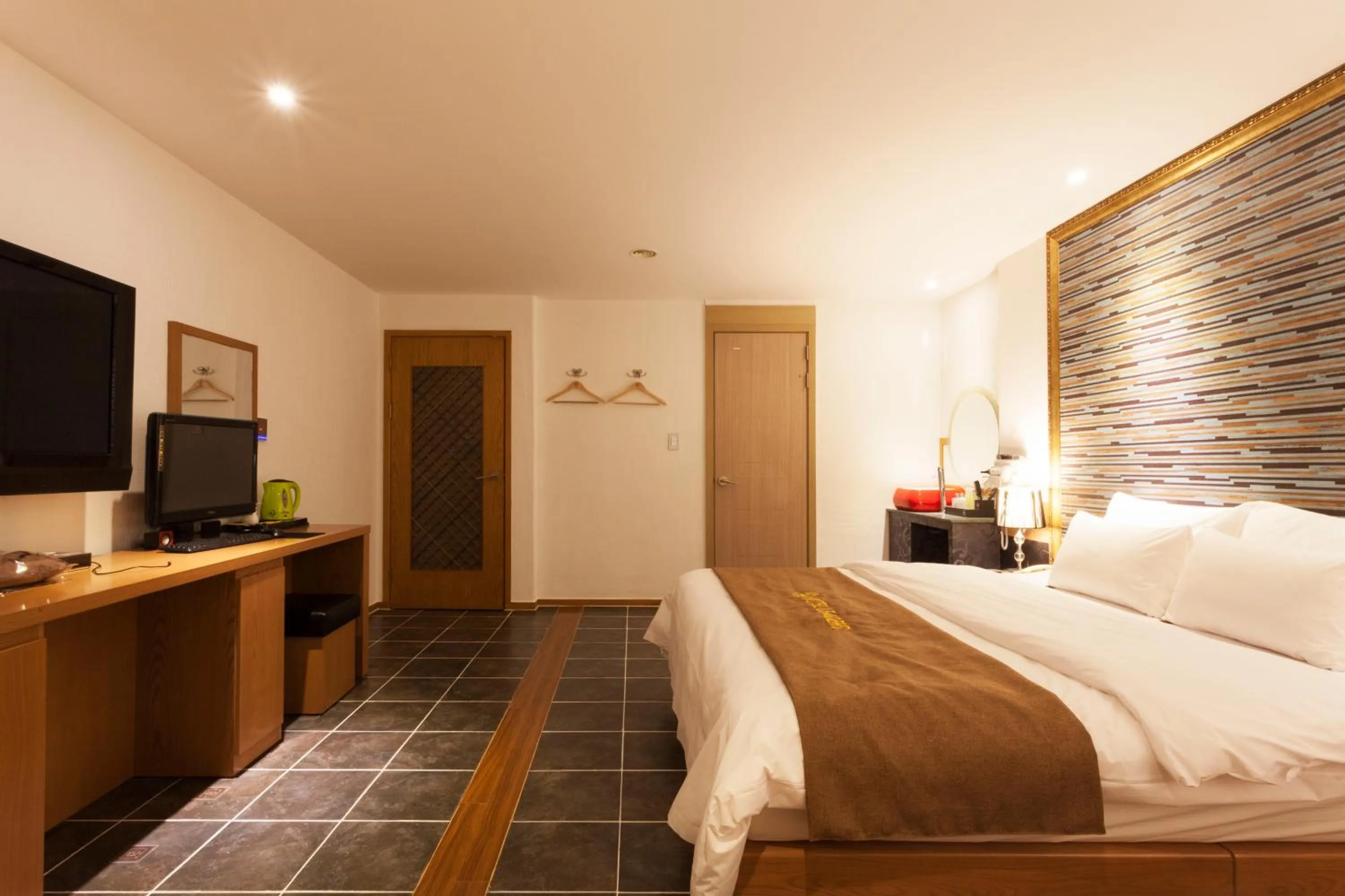 Staff, Bed in Hotel Leaders