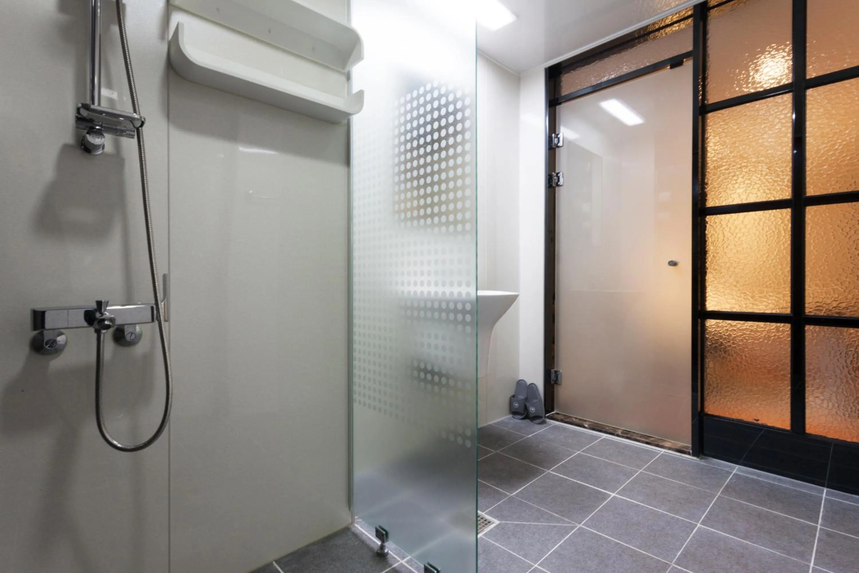 Shower in Hotel Leaders