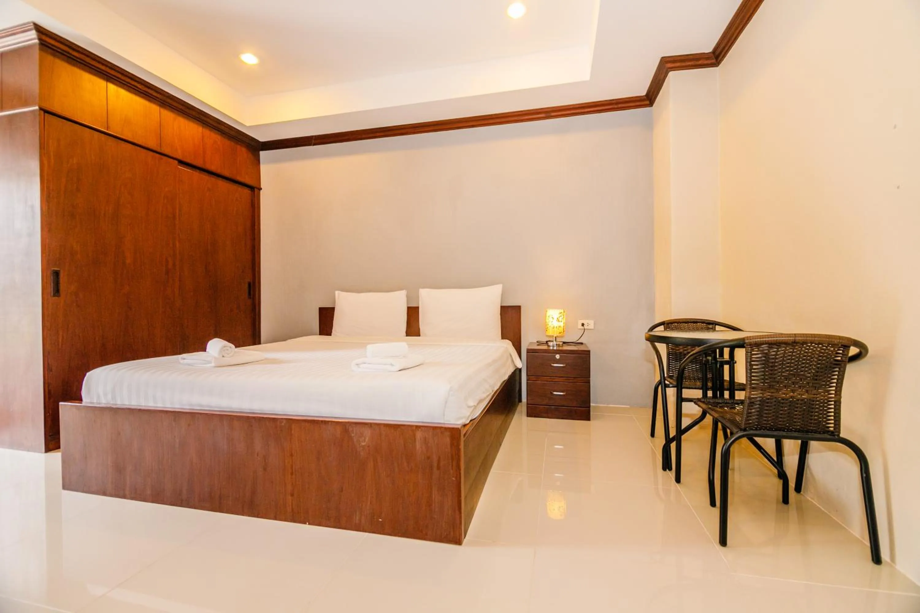 Photo of the whole room, Bed in The Glasshouse place