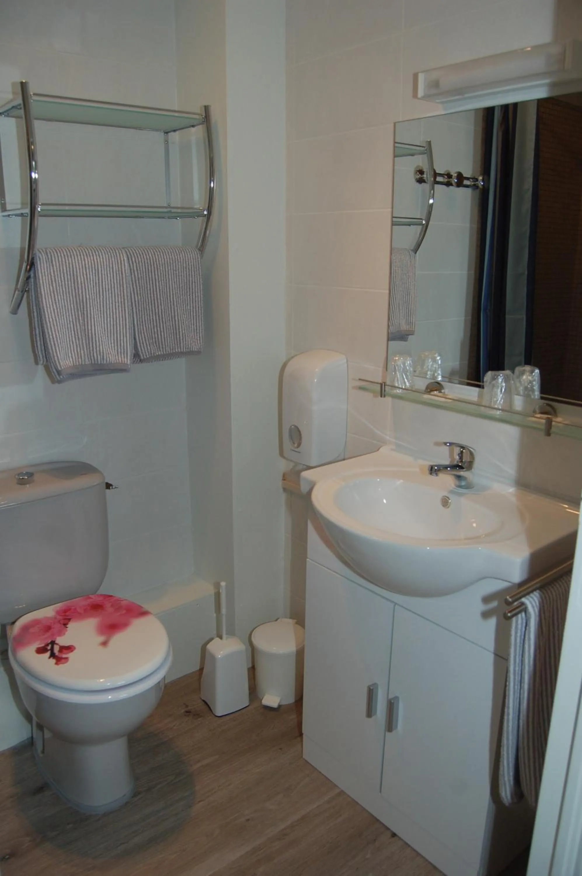 Bathroom in Le Relais des Primeurs LOGIS HOTEL