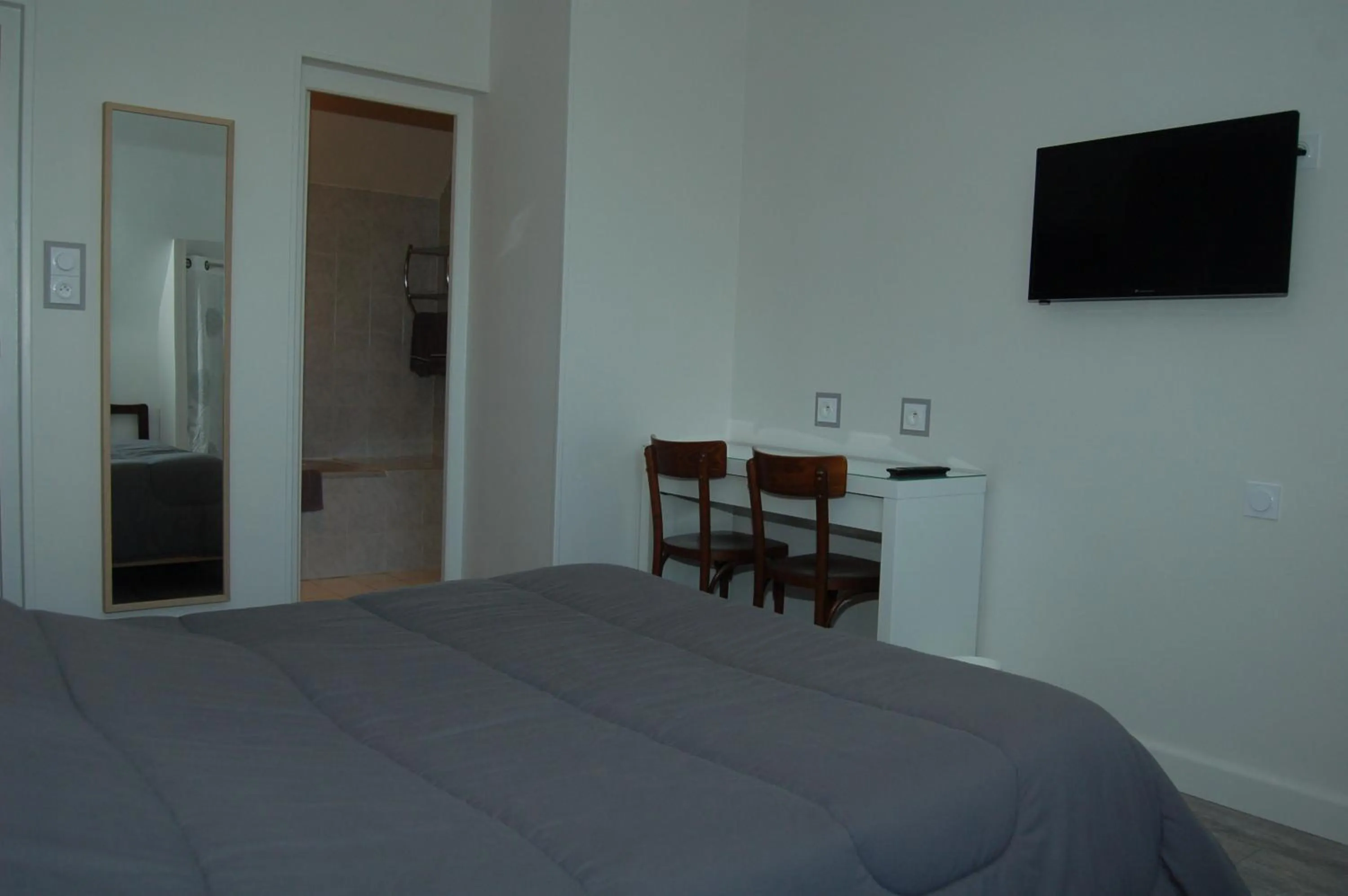 Bedroom, Bed in Le Relais des Primeurs LOGIS HOTEL