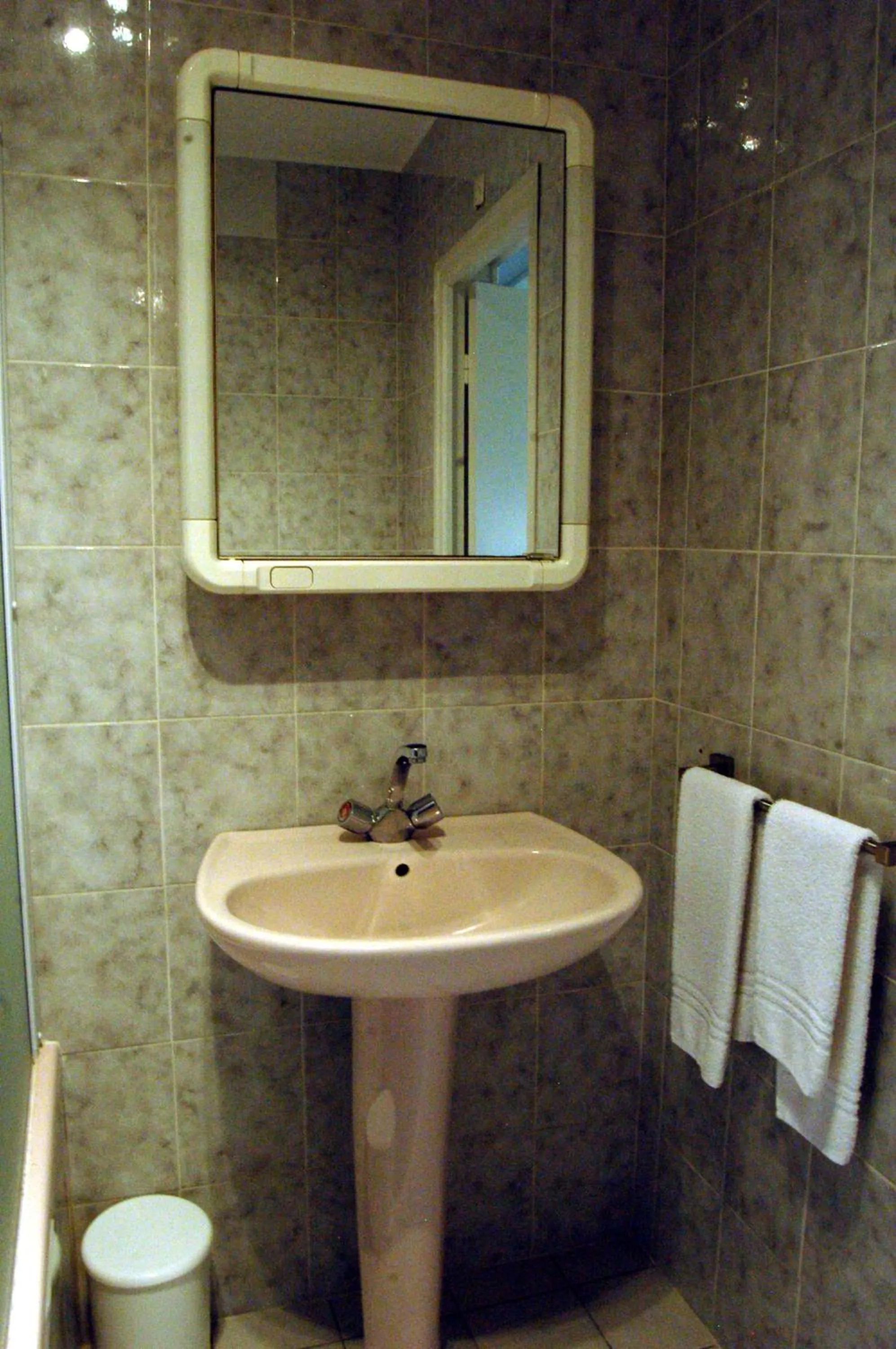 Bathroom in Le Relais des Primeurs LOGIS HOTEL