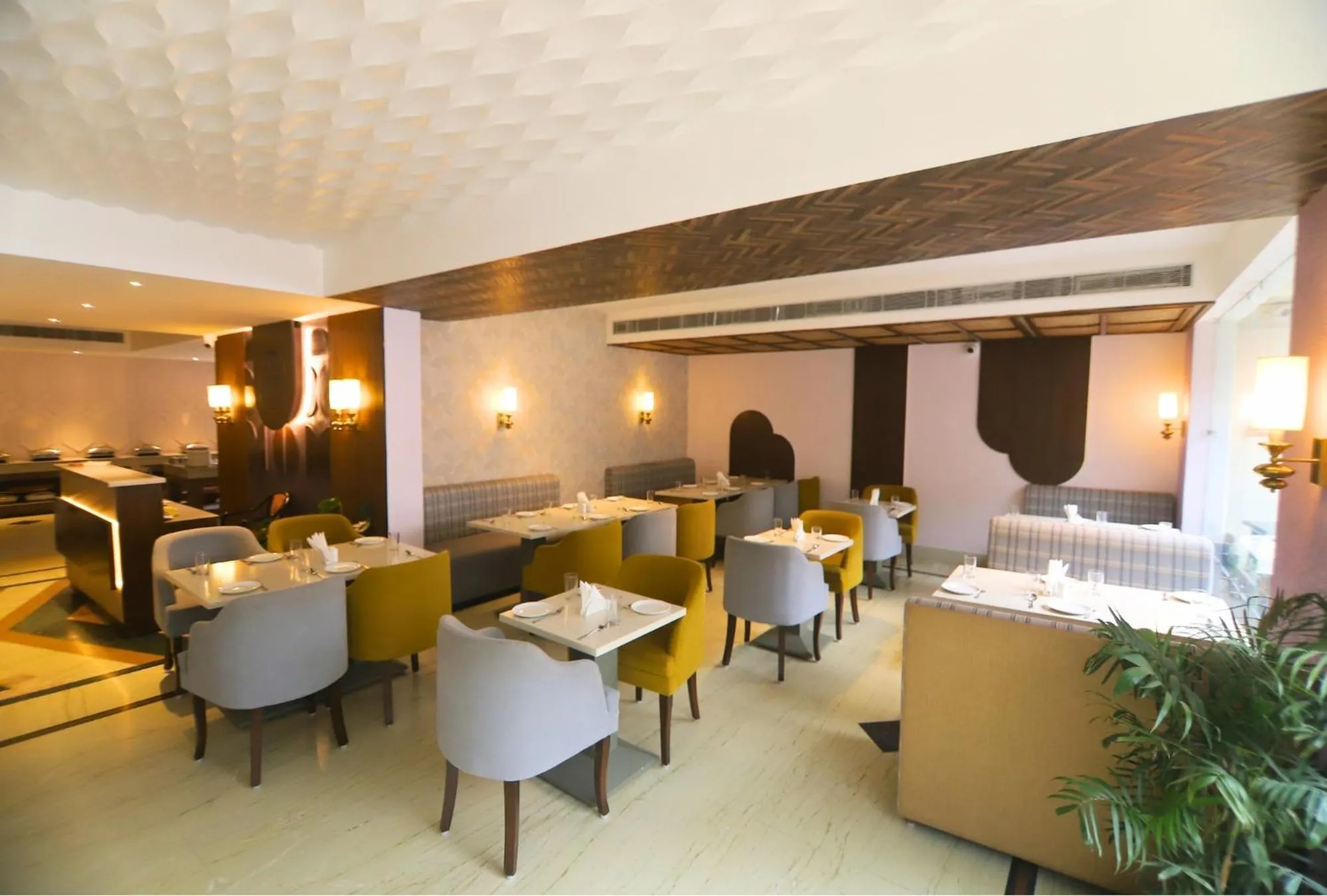 Restaurant/places to eat in Hotel Vasundhara Palace