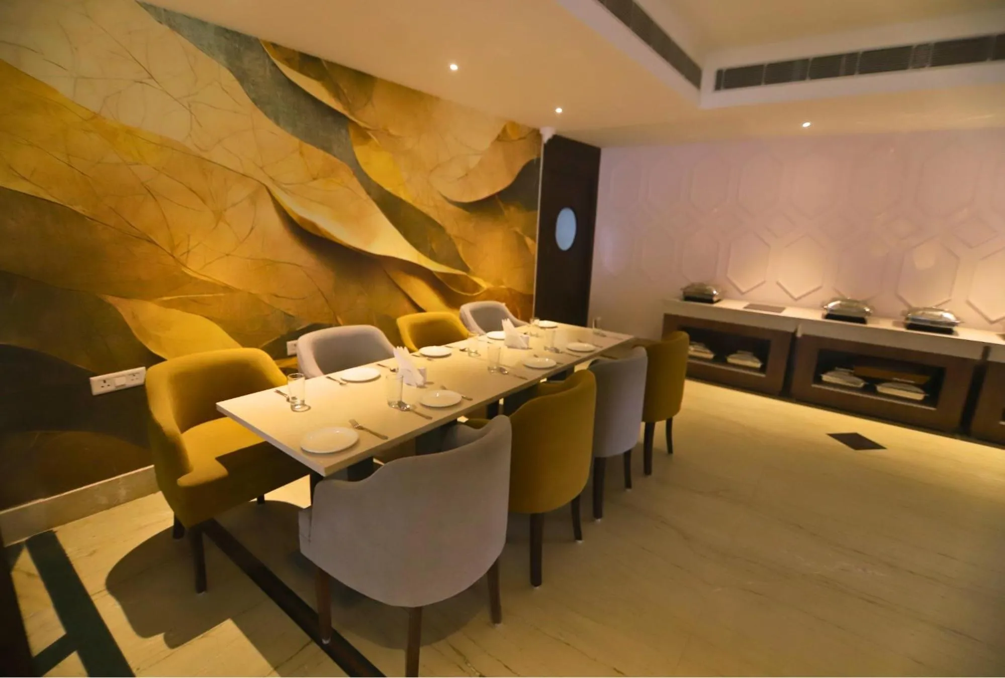 Restaurant/places to eat in Hotel Vasundhara Palace