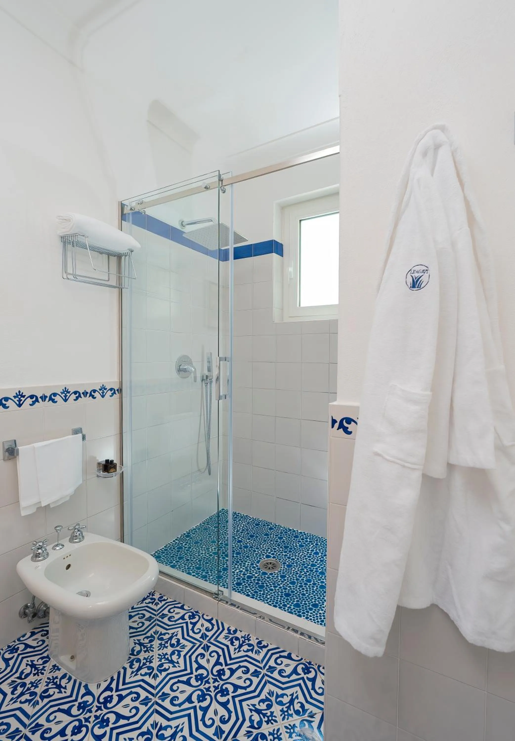 Shower in Hotel Le Agavi