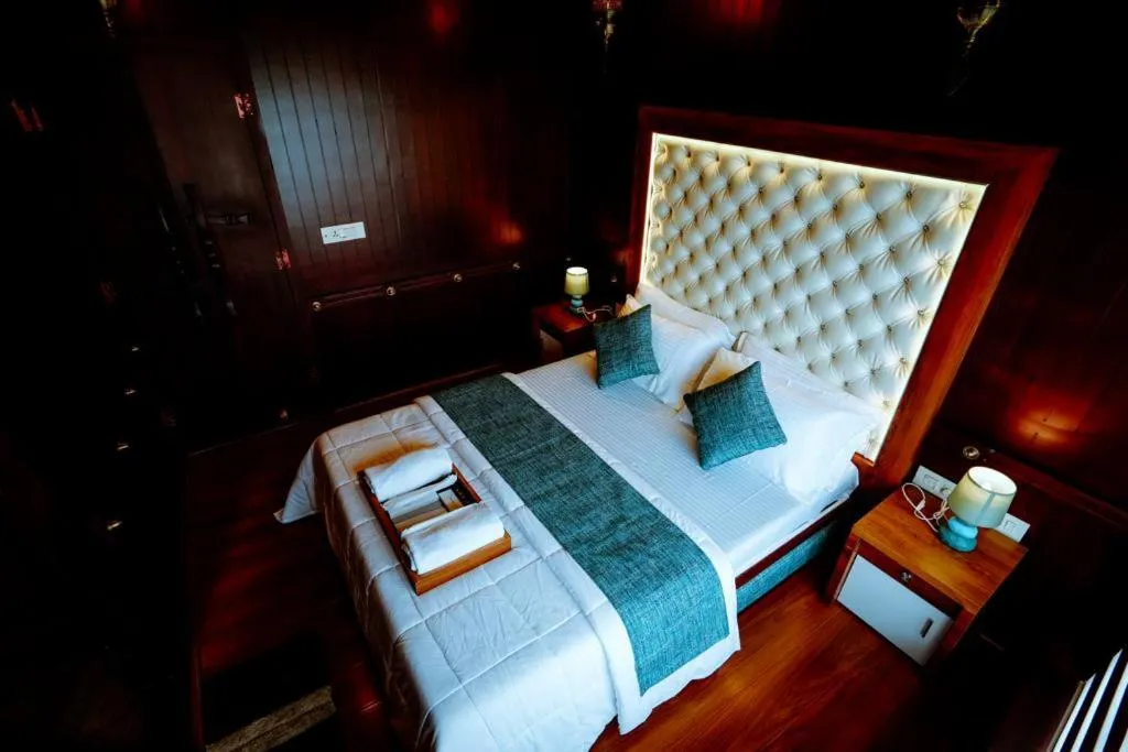 Three-Bedroom Suite in Why Not Houseboat