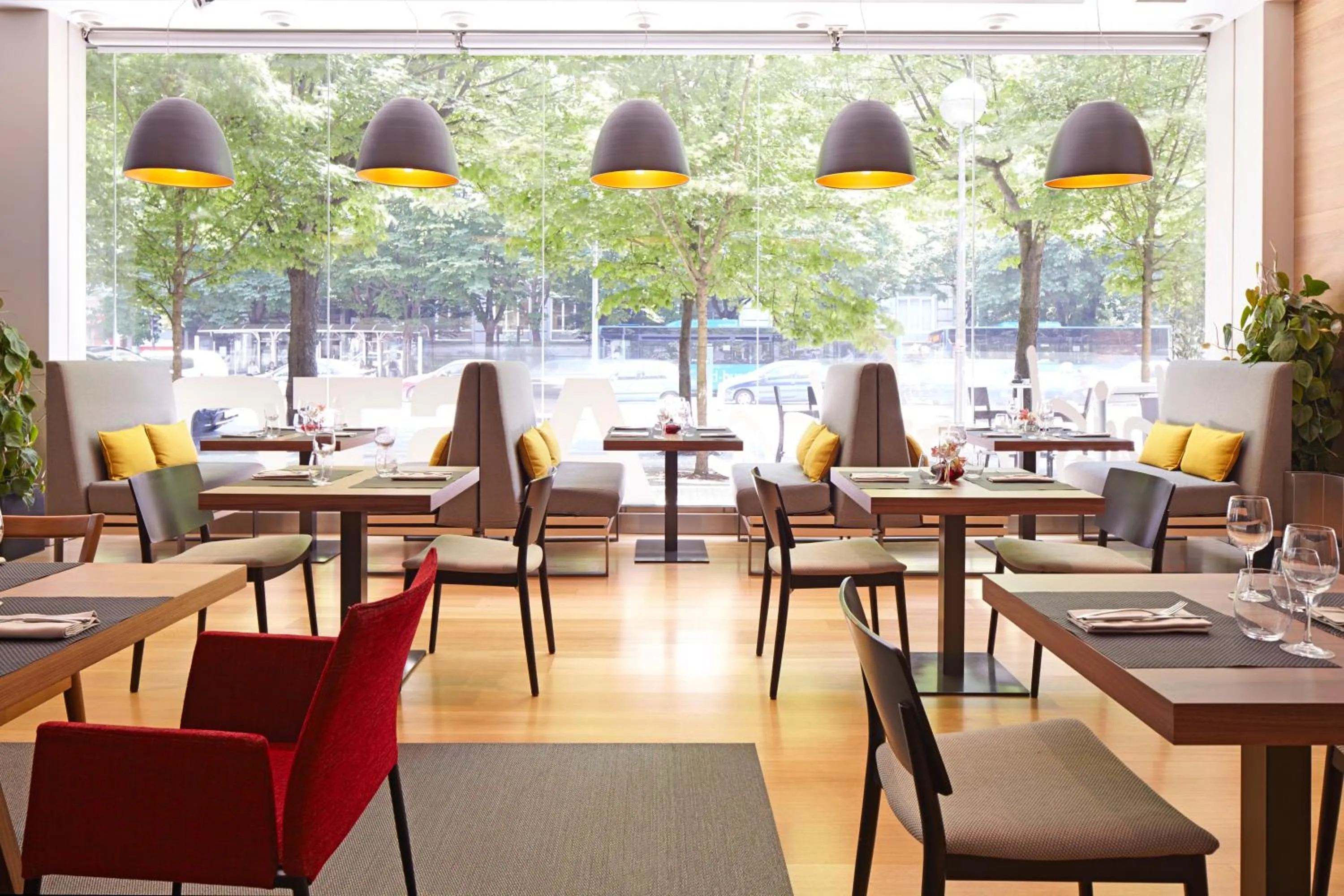 Restaurant/places to eat in Hotel Zinema7