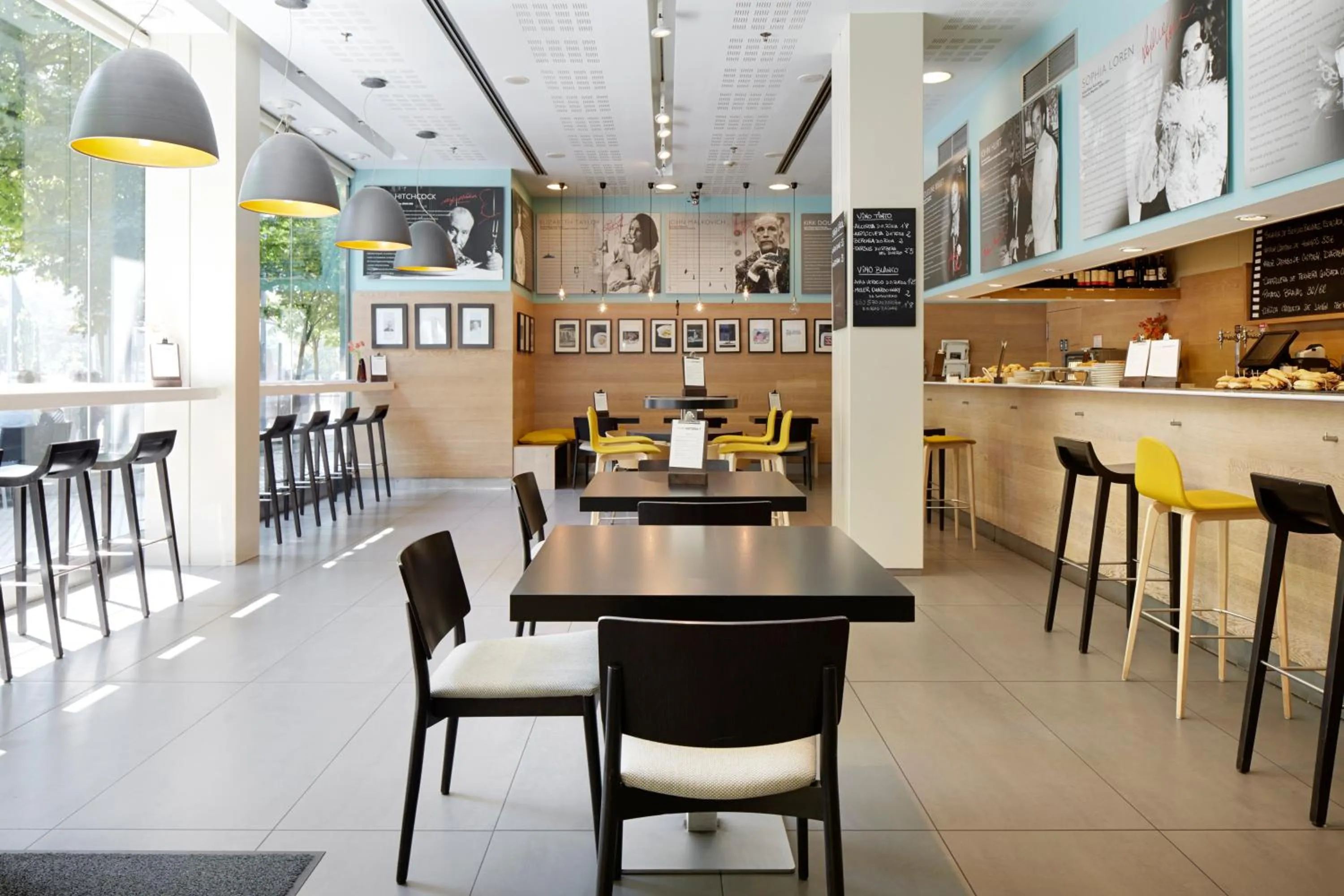 Restaurant/places to eat in Hotel Zinema7