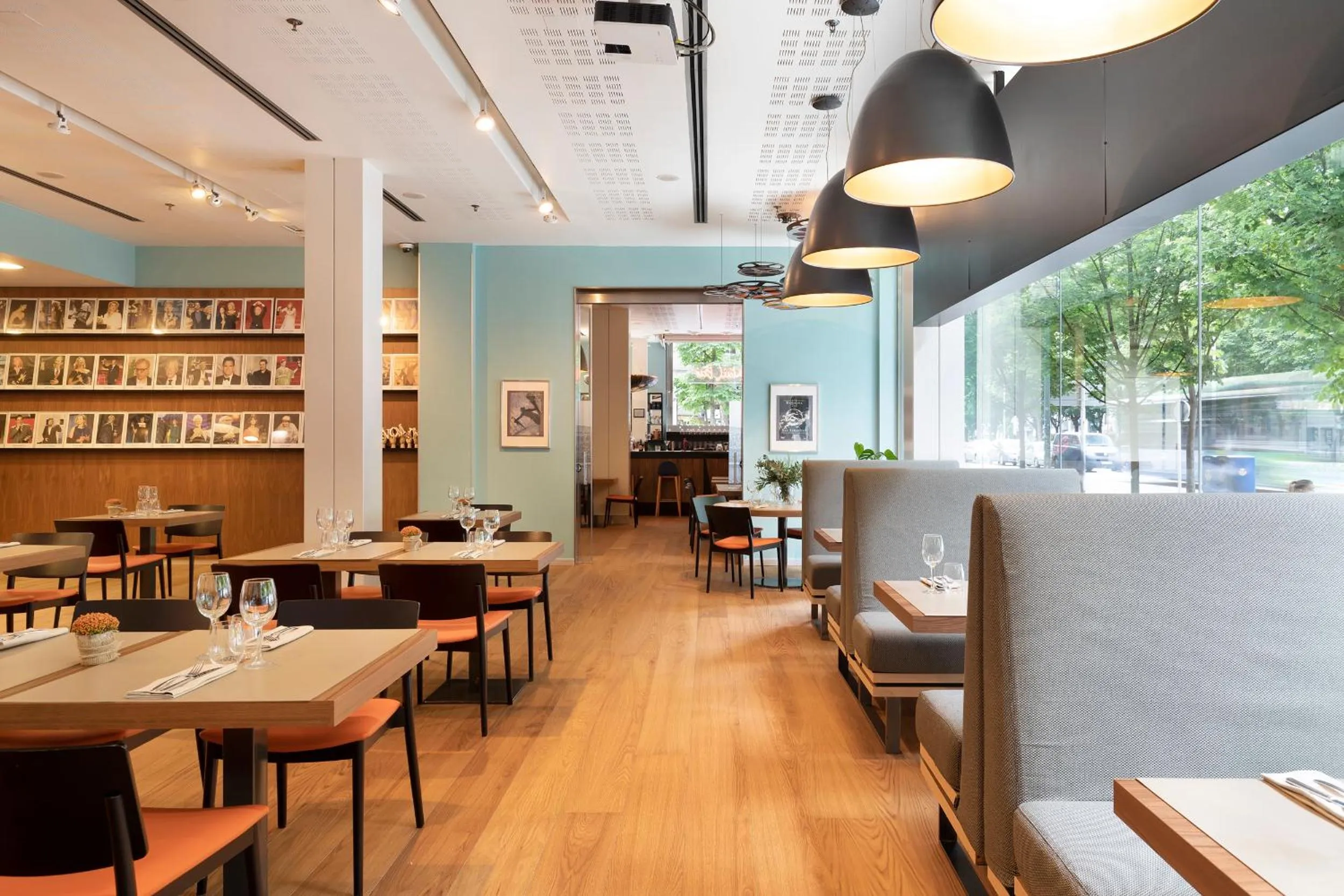 Restaurant/places to eat in Hotel Zinema7