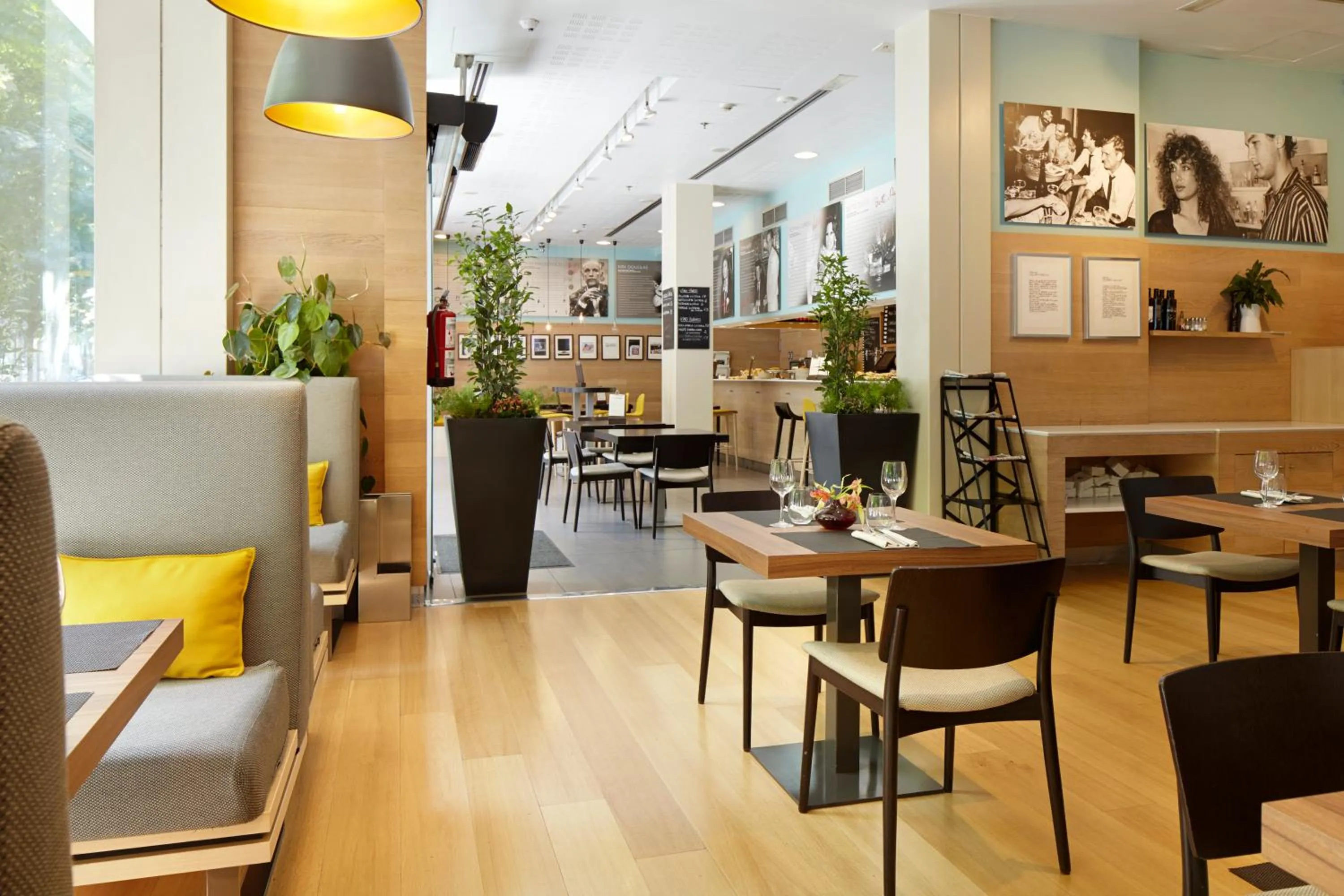 Restaurant/places to eat in Hotel Zinema7