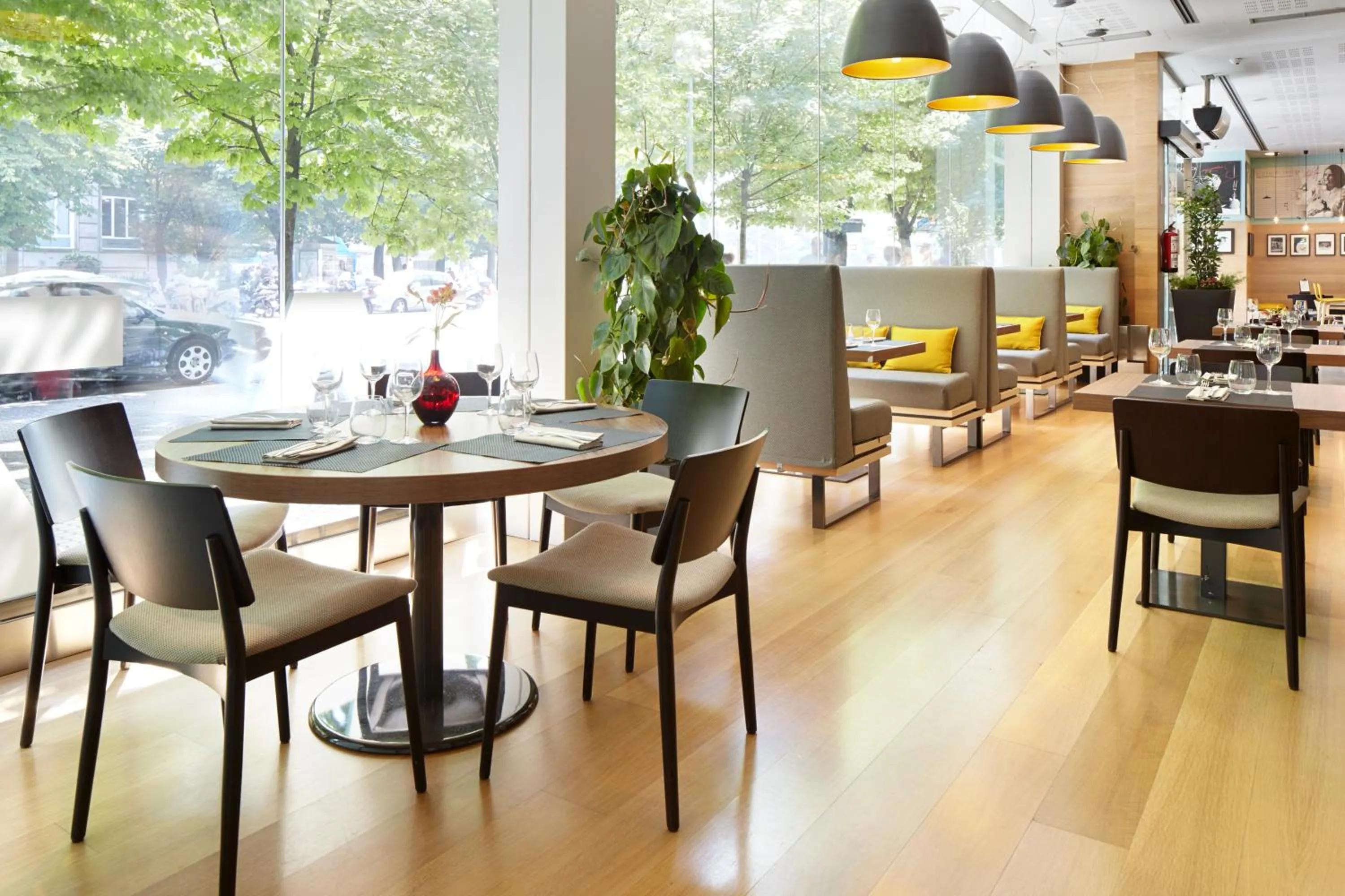 Restaurant/places to eat in Hotel Zinema7