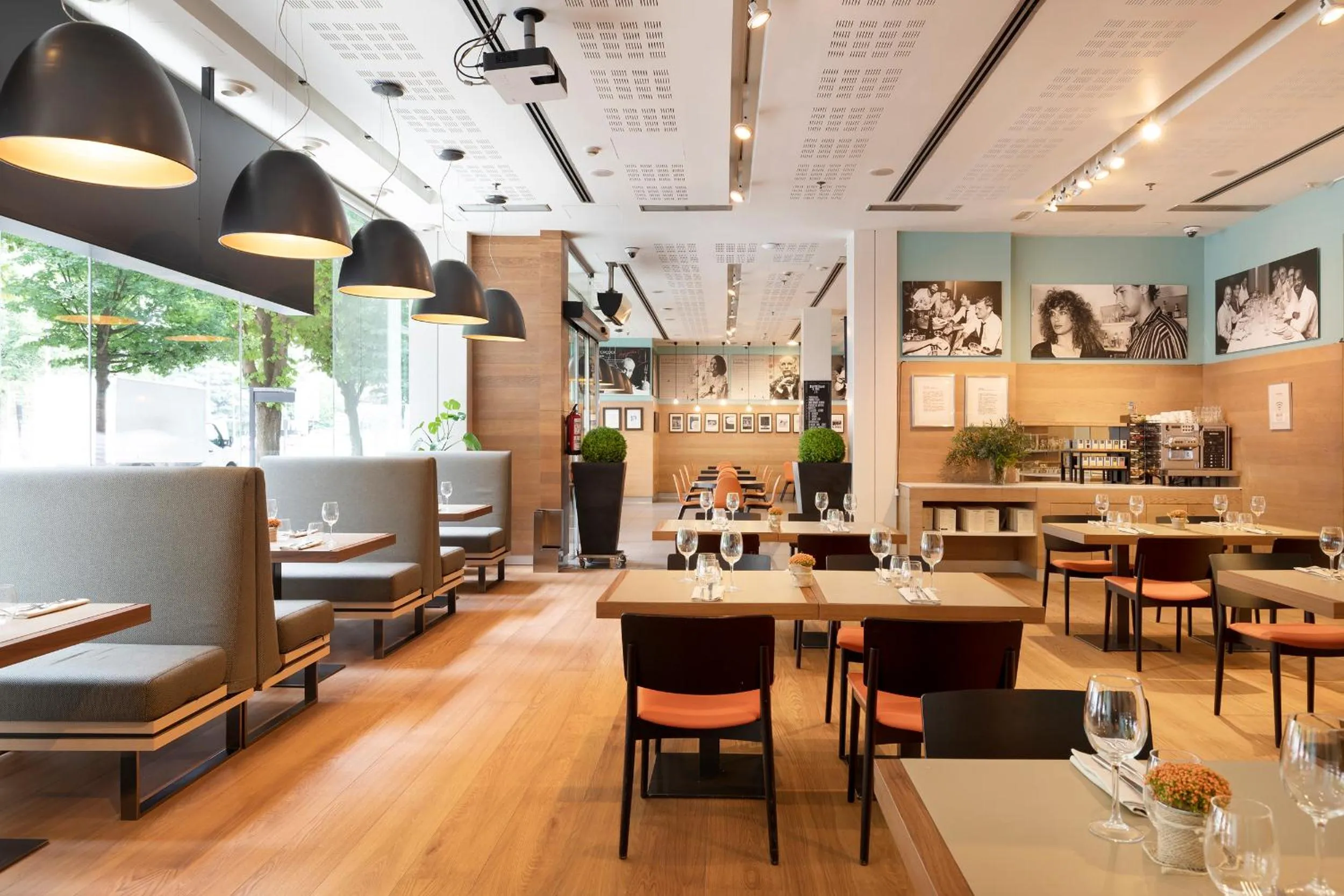 Restaurant/places to eat in Hotel Zinema7