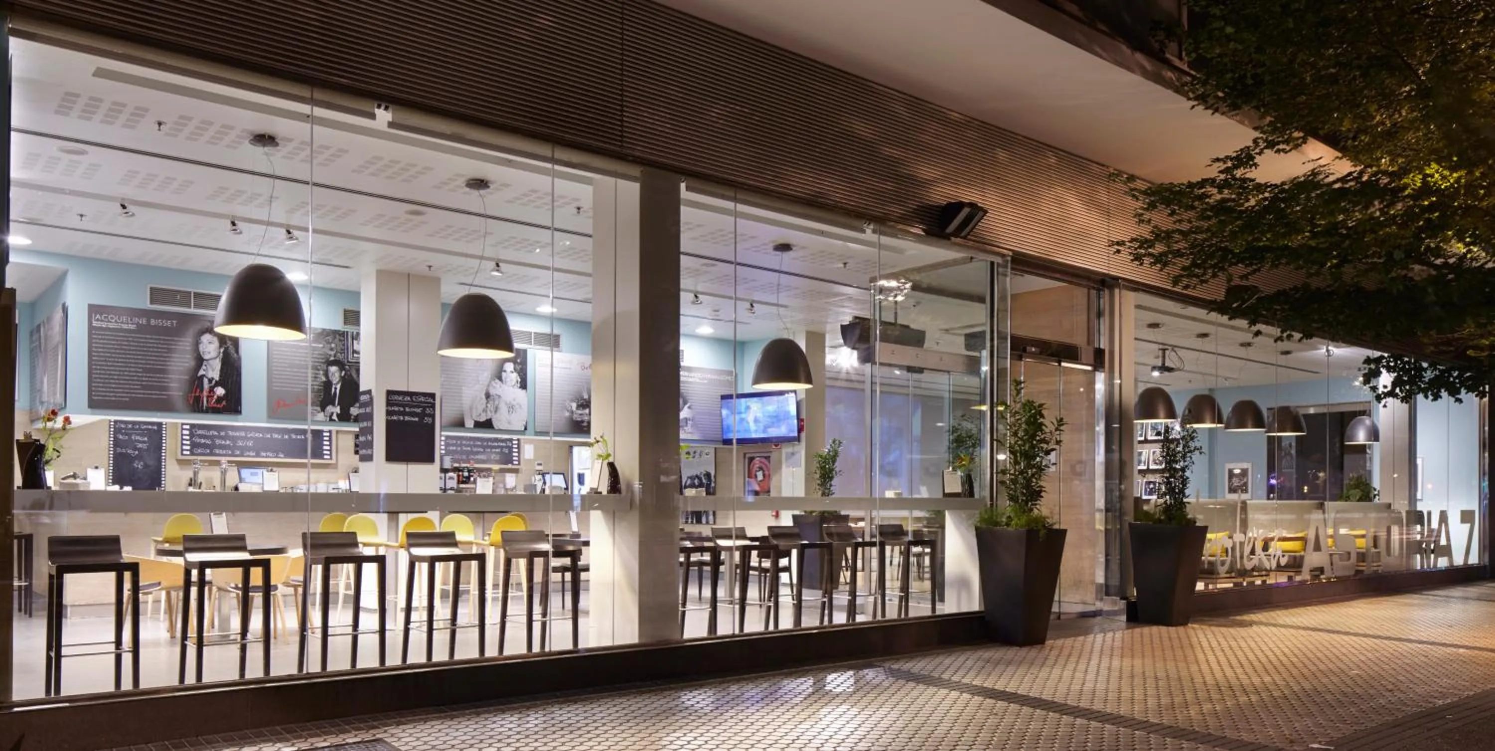 Restaurant/places to eat in Hotel Zinema7