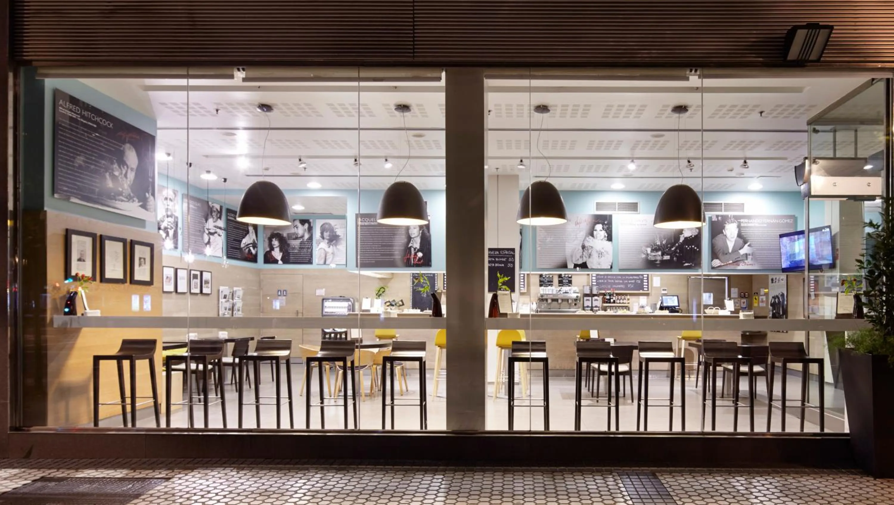 Restaurant/places to eat in Hotel Zinema7