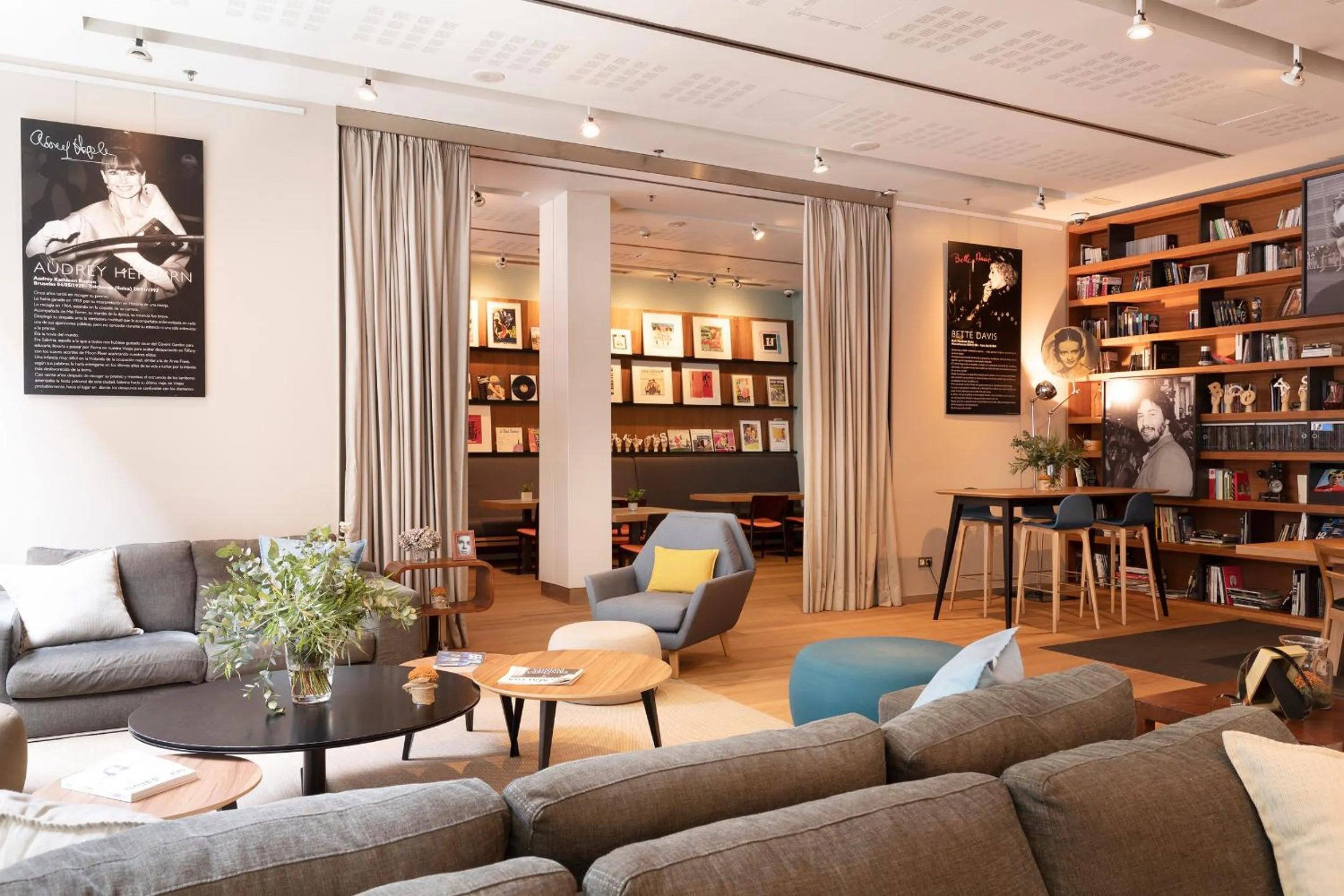 Library in Hotel Zinema7