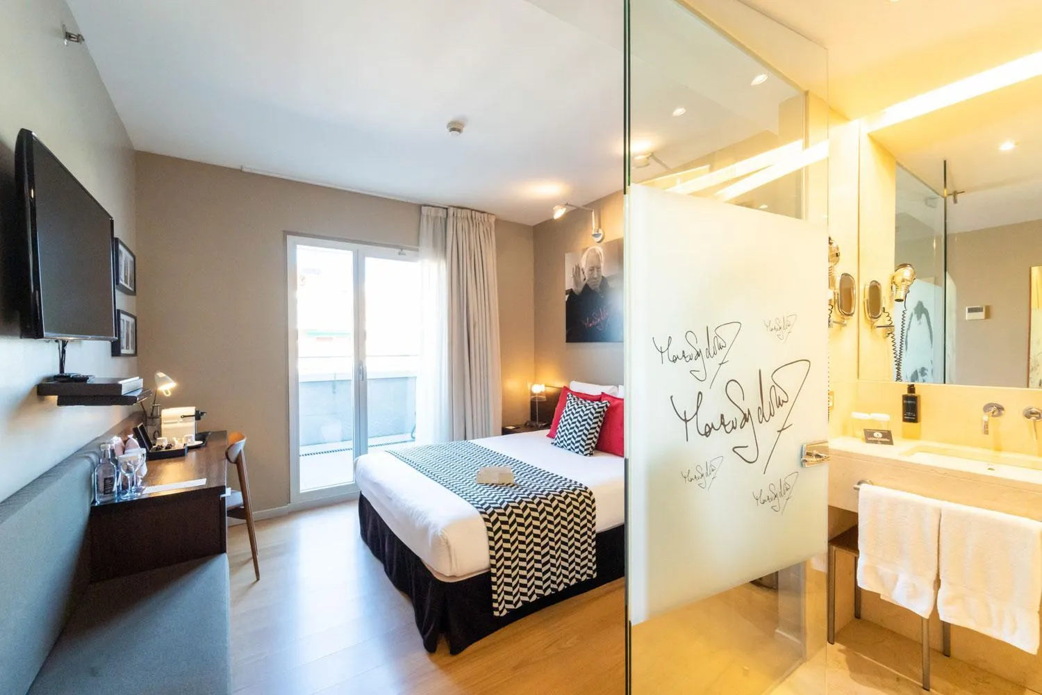 Photo of the whole room, Bed in Hotel Zinema7