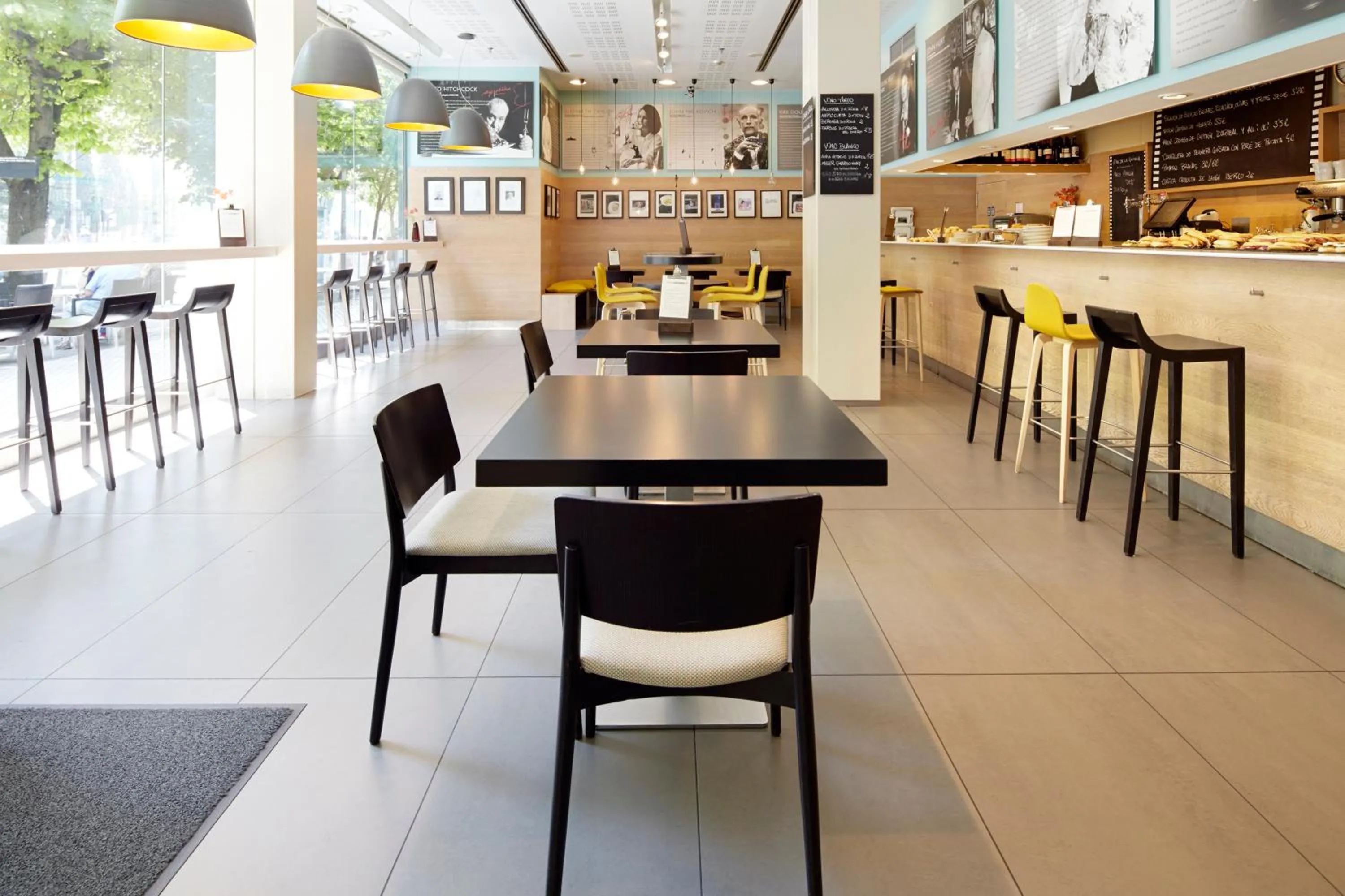 Restaurant/places to eat in Hotel Zinema7