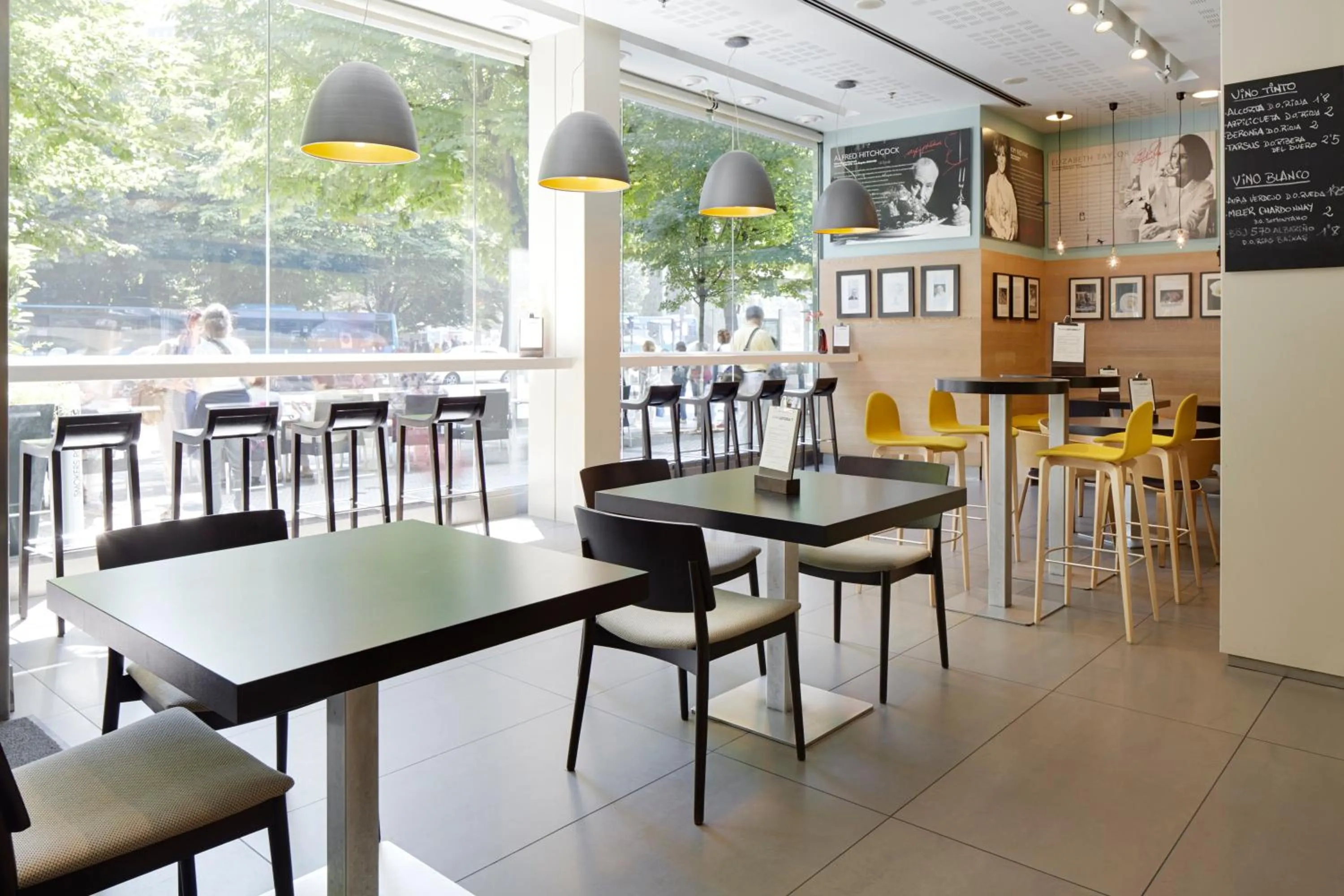 Restaurant/places to eat in Hotel Zinema7