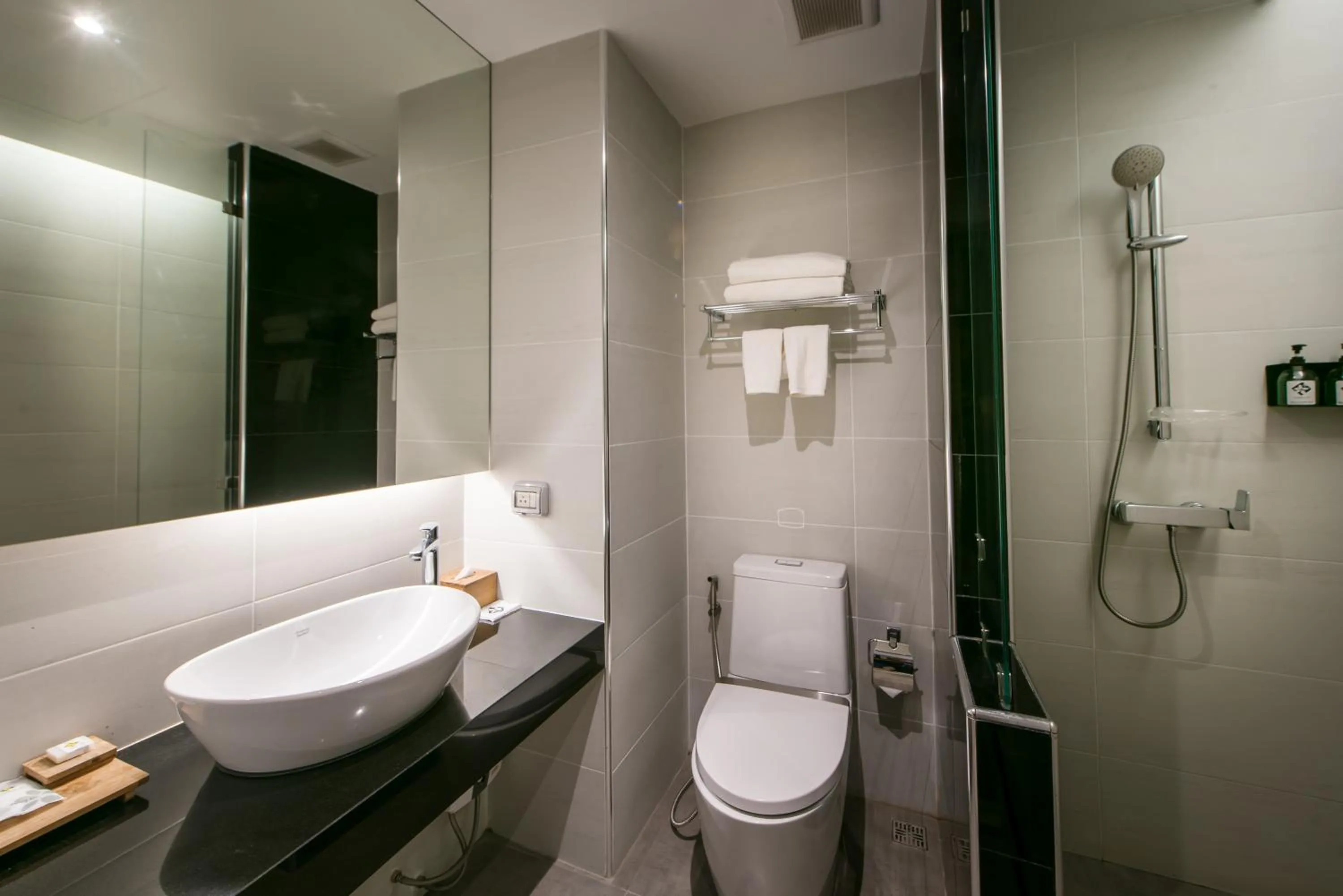 Toilet in Nadee 10 Resort & Hotel