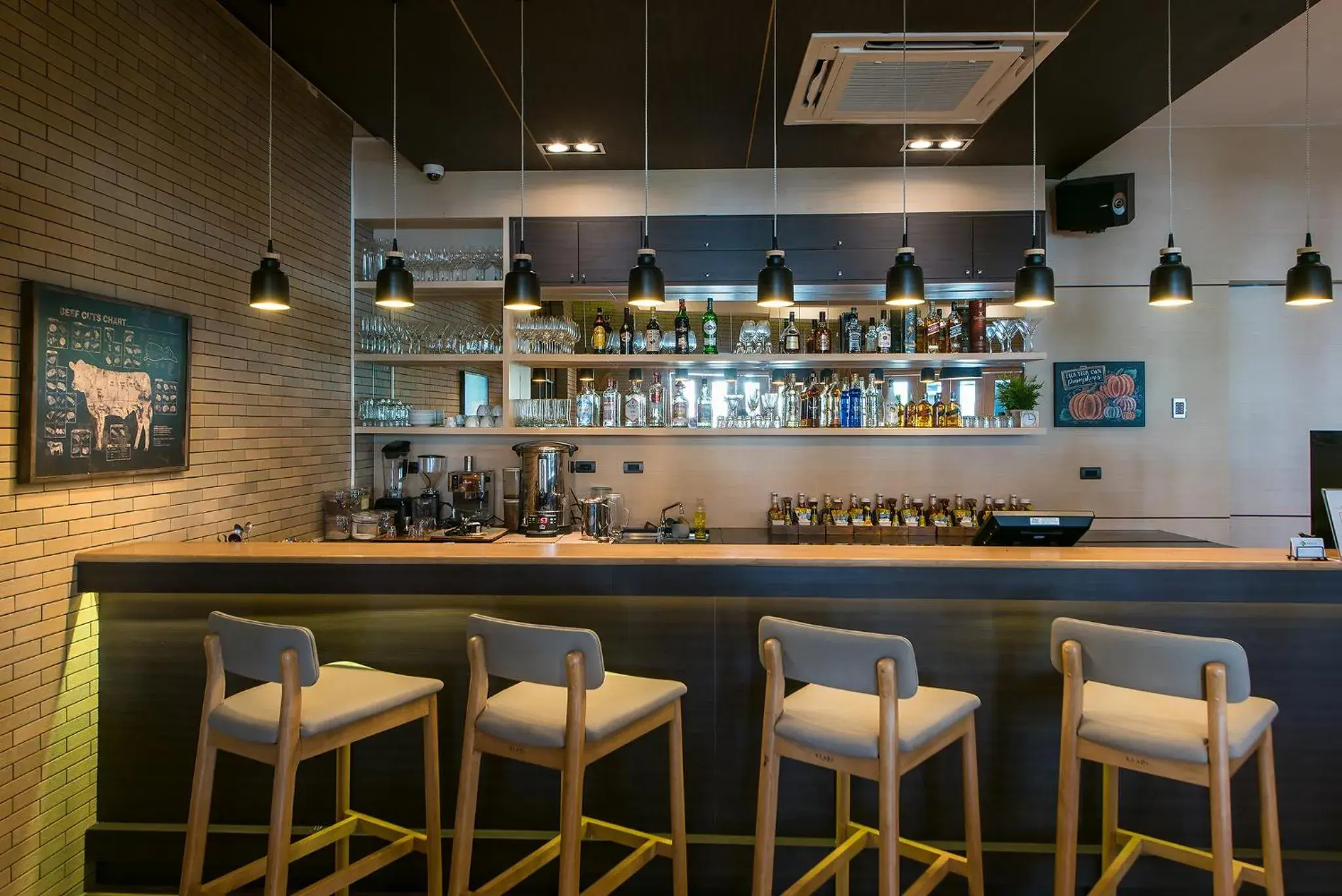 Lounge or bar in Nadee 10 Resort & Hotel Lounge or bar in Nadee 10 Resort & Hotel