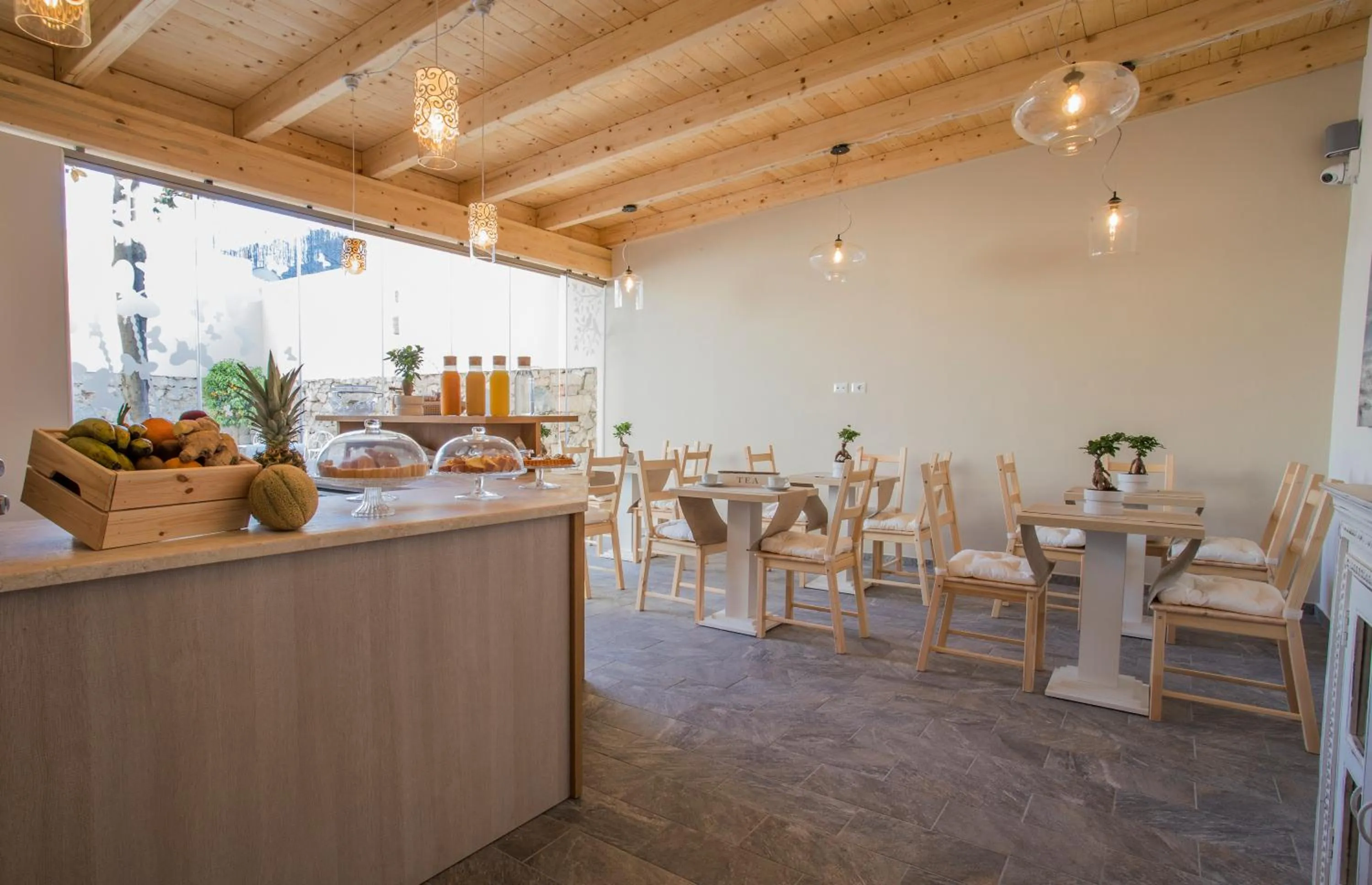 Communal lounge/ TV room in Les Suites Magnolia