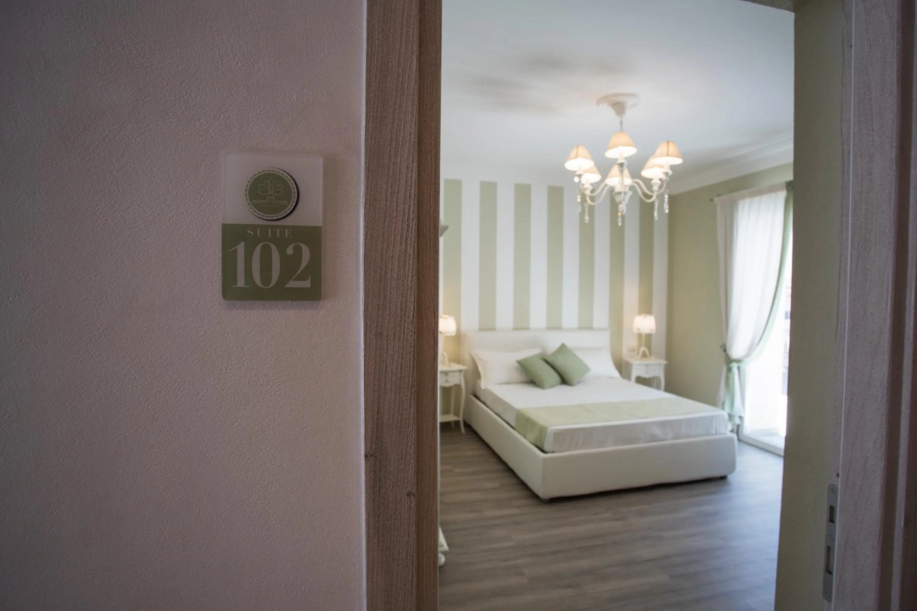 Photo of the whole room, Bed in Les Suites Magnolia