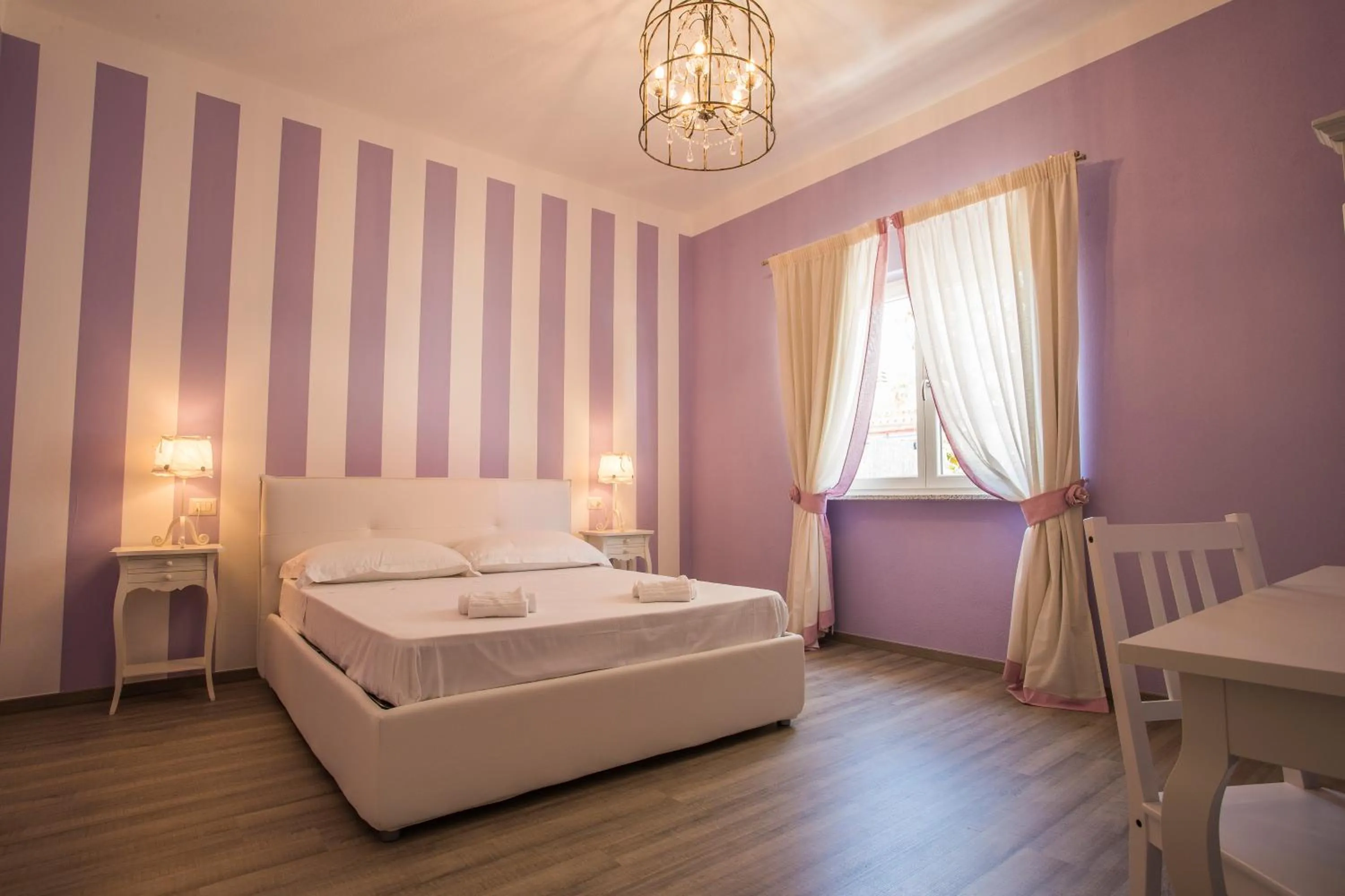 Photo of the whole room, Bed in Les Suites Magnolia