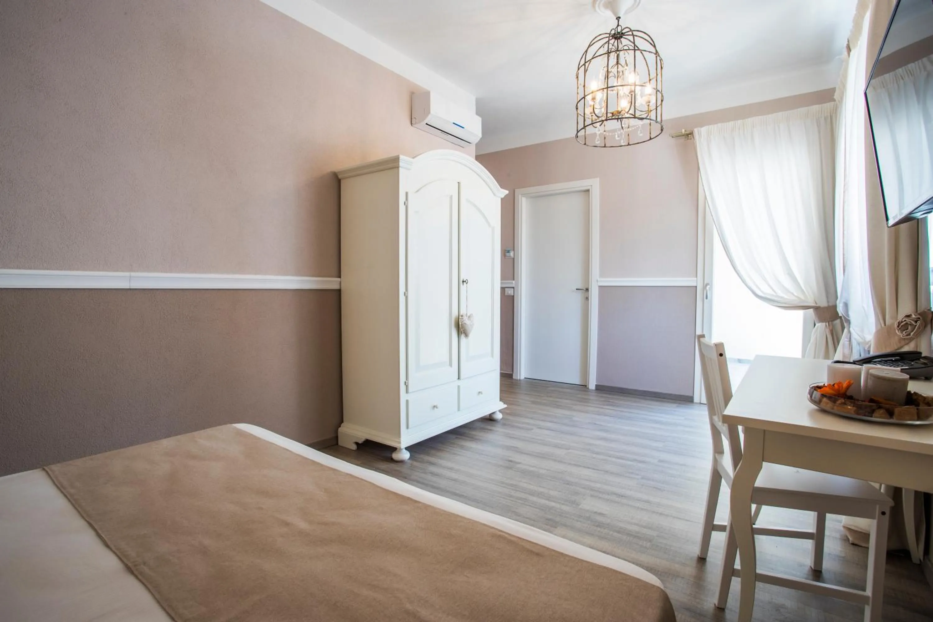 Photo of the whole room, Bed in Les Suites Magnolia