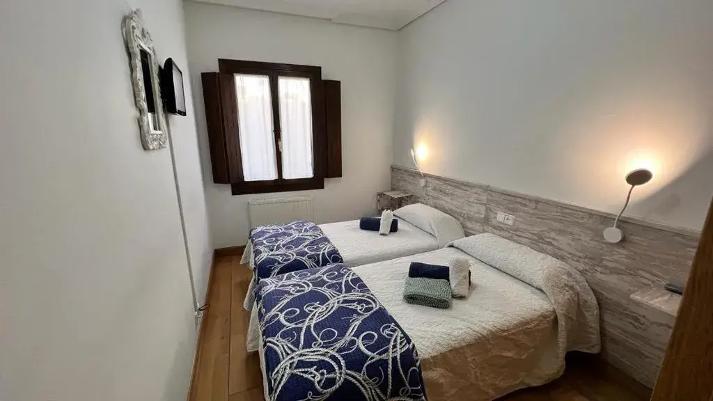 Standard Twin Room with Shared Bathroom - single occupancy in Pensión Buen Camino Standard Twin Room with Shared Bathroom - single occupancy in Pensión Buen Camino