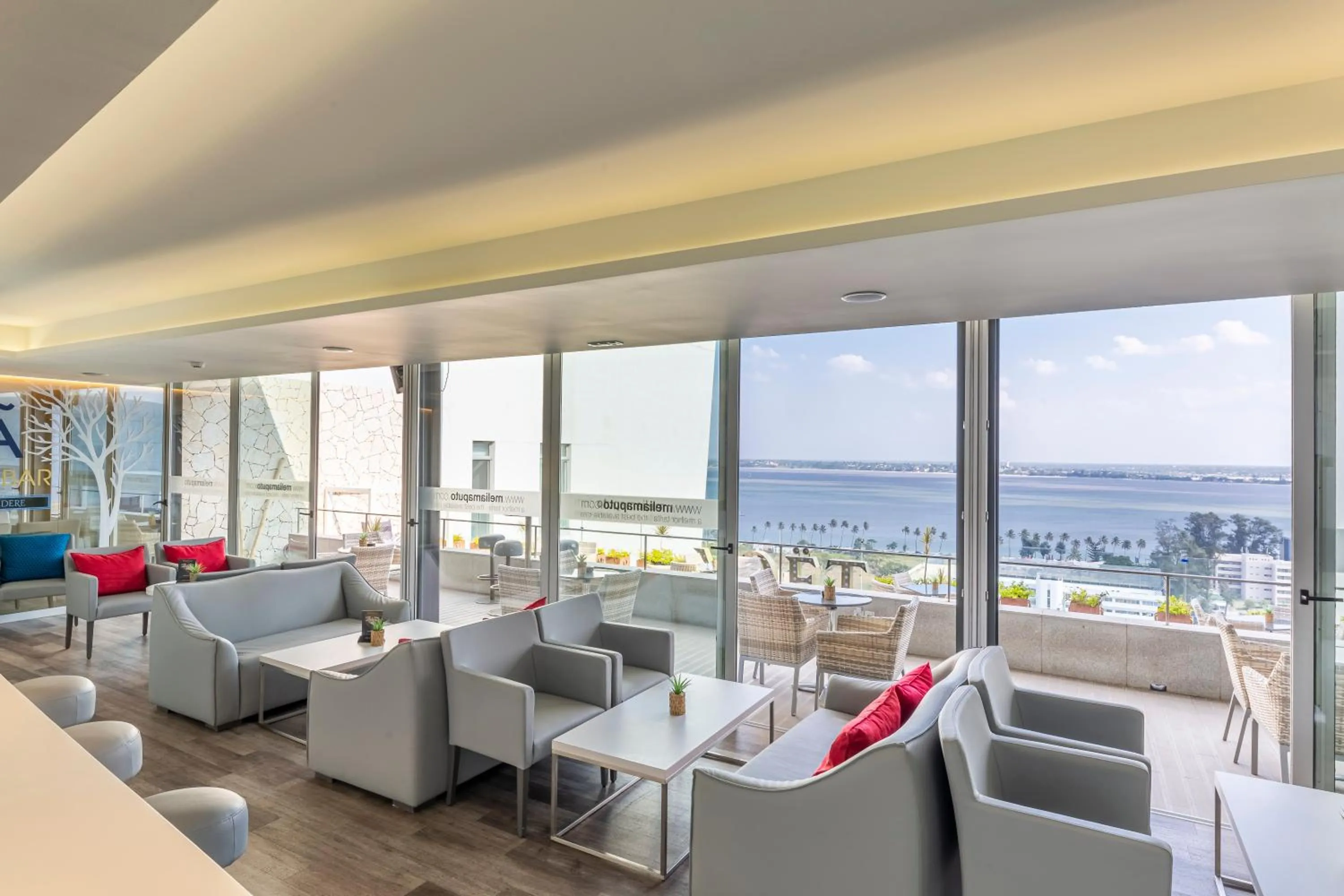Lounge or bar in Meliá Maputo Sky