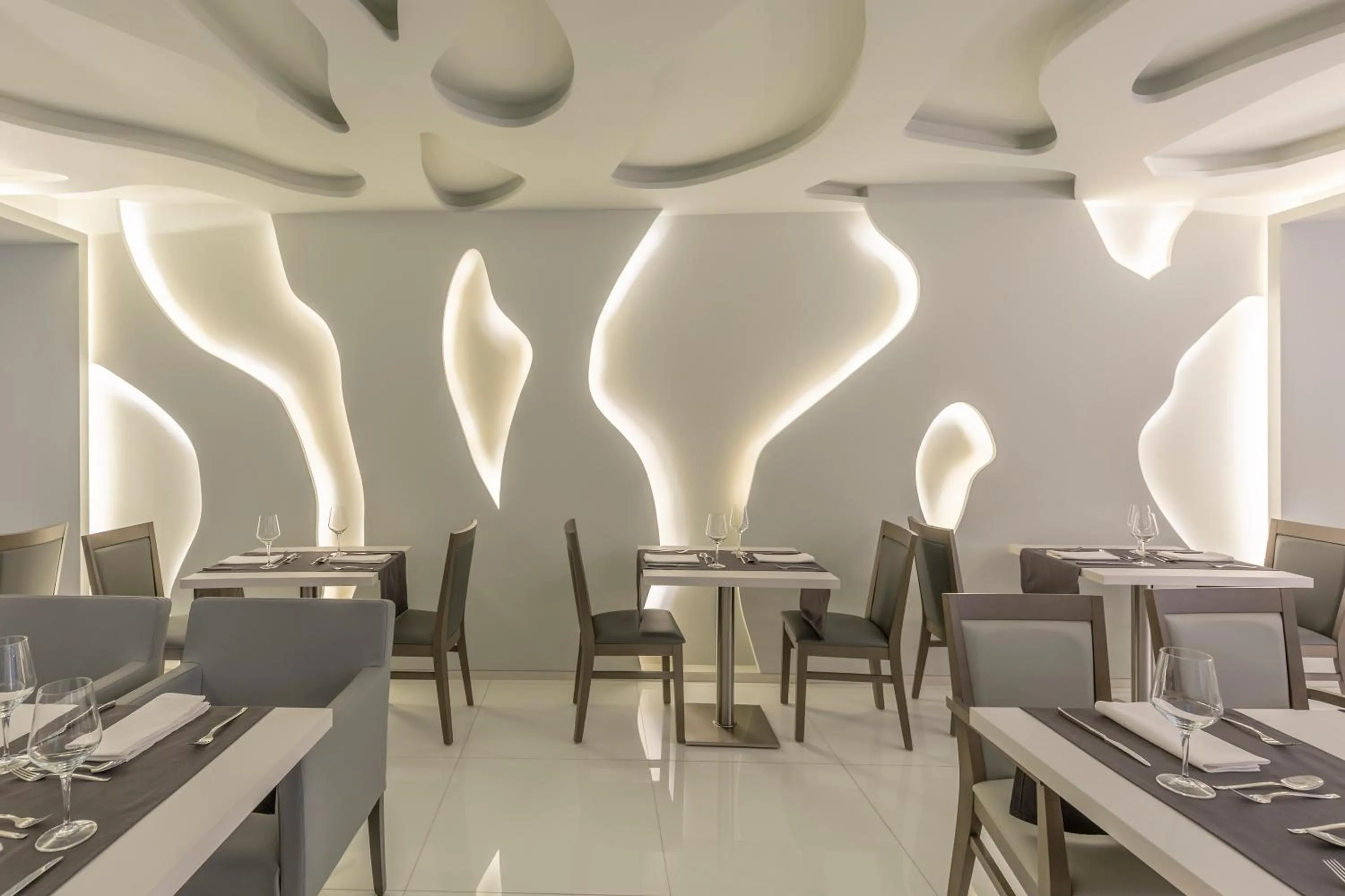 Restaurant/places to eat in Meliá Maputo Sky