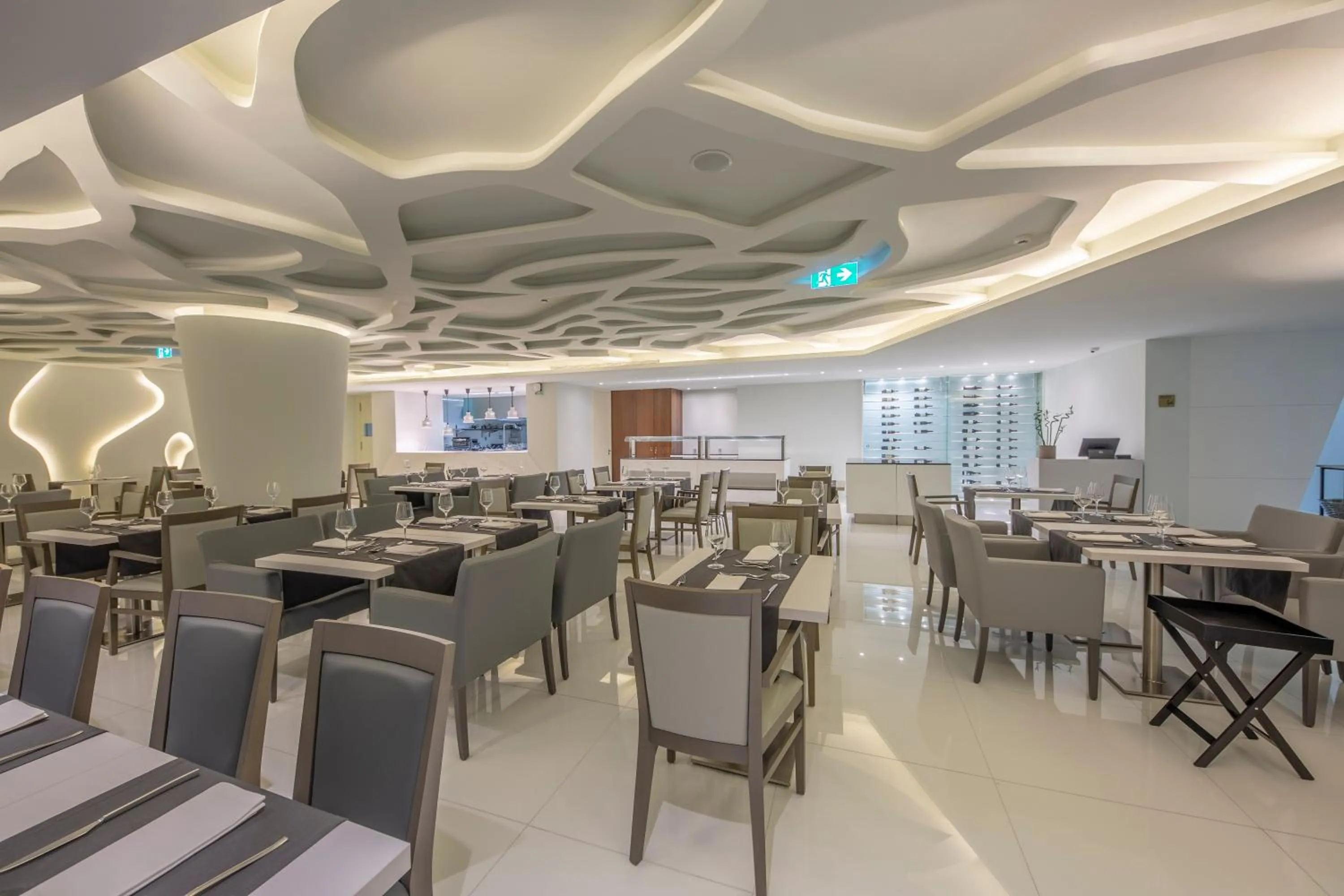 Restaurant/places to eat in Meliá Maputo Sky