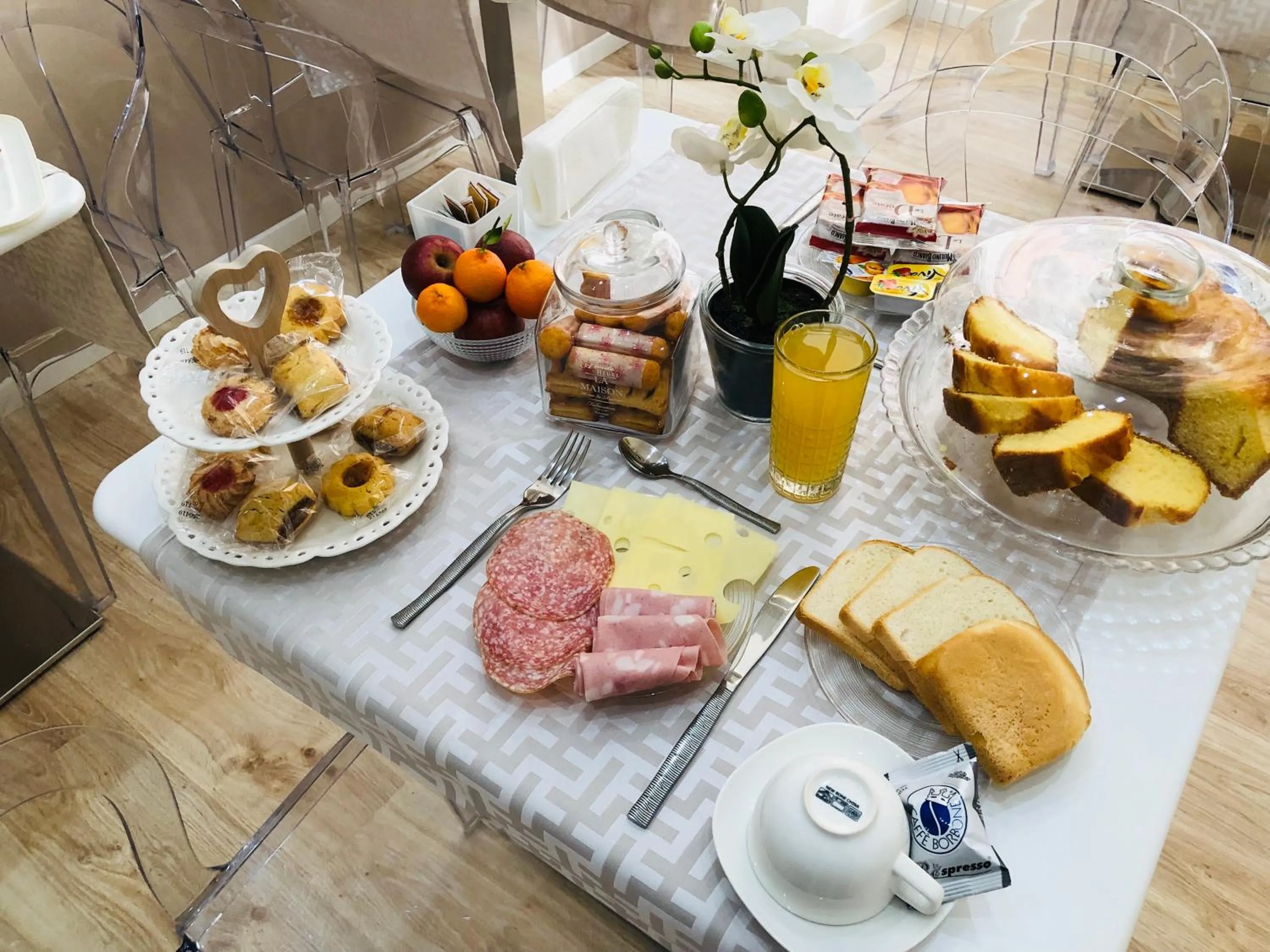 Food and drinks in Sun Art Naples Rooms