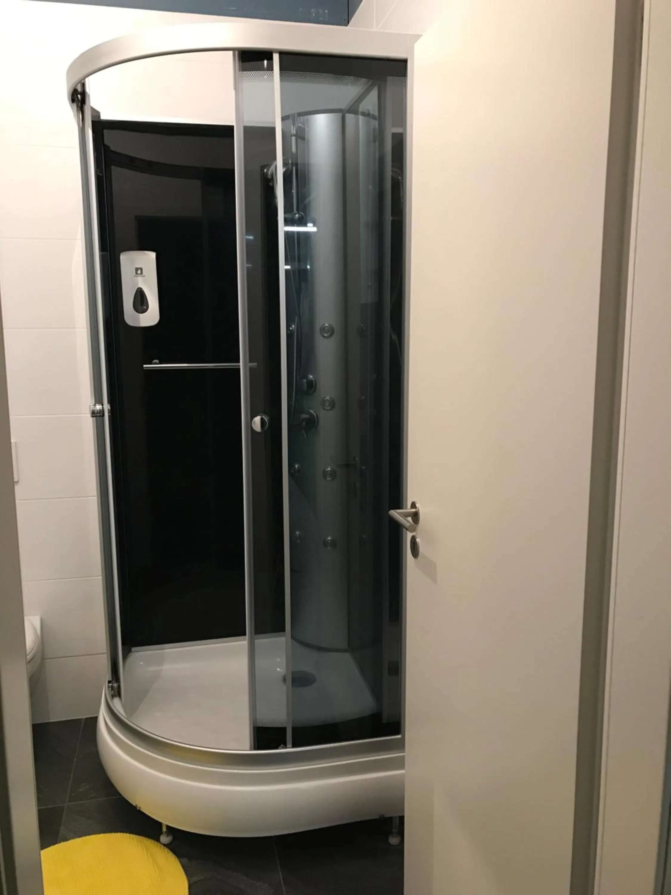 Shower in Hafnarstræti Hostel