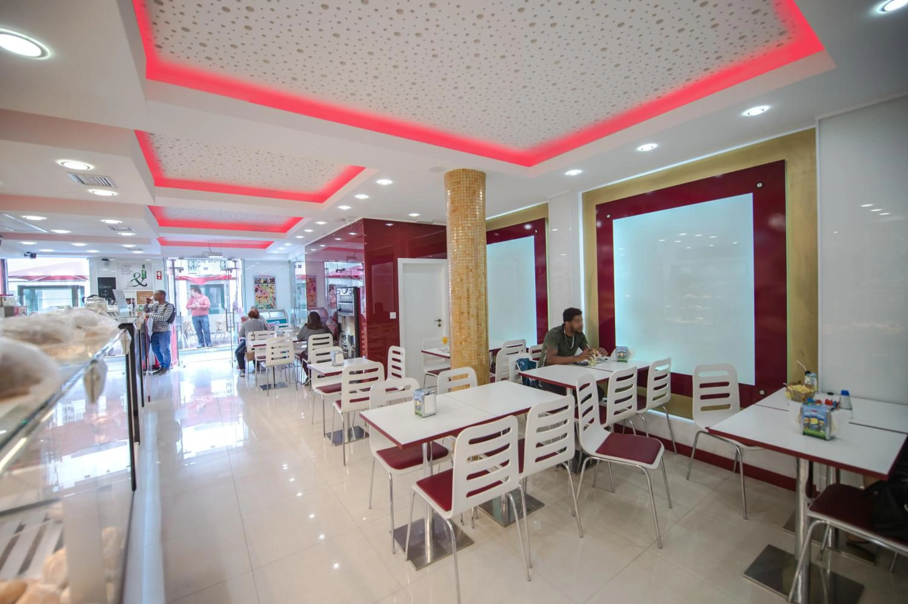 Restaurant/places to eat in Horta Garden