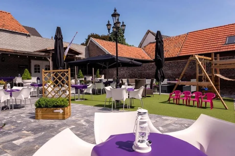 Restaurant/places to eat in B & B M 3