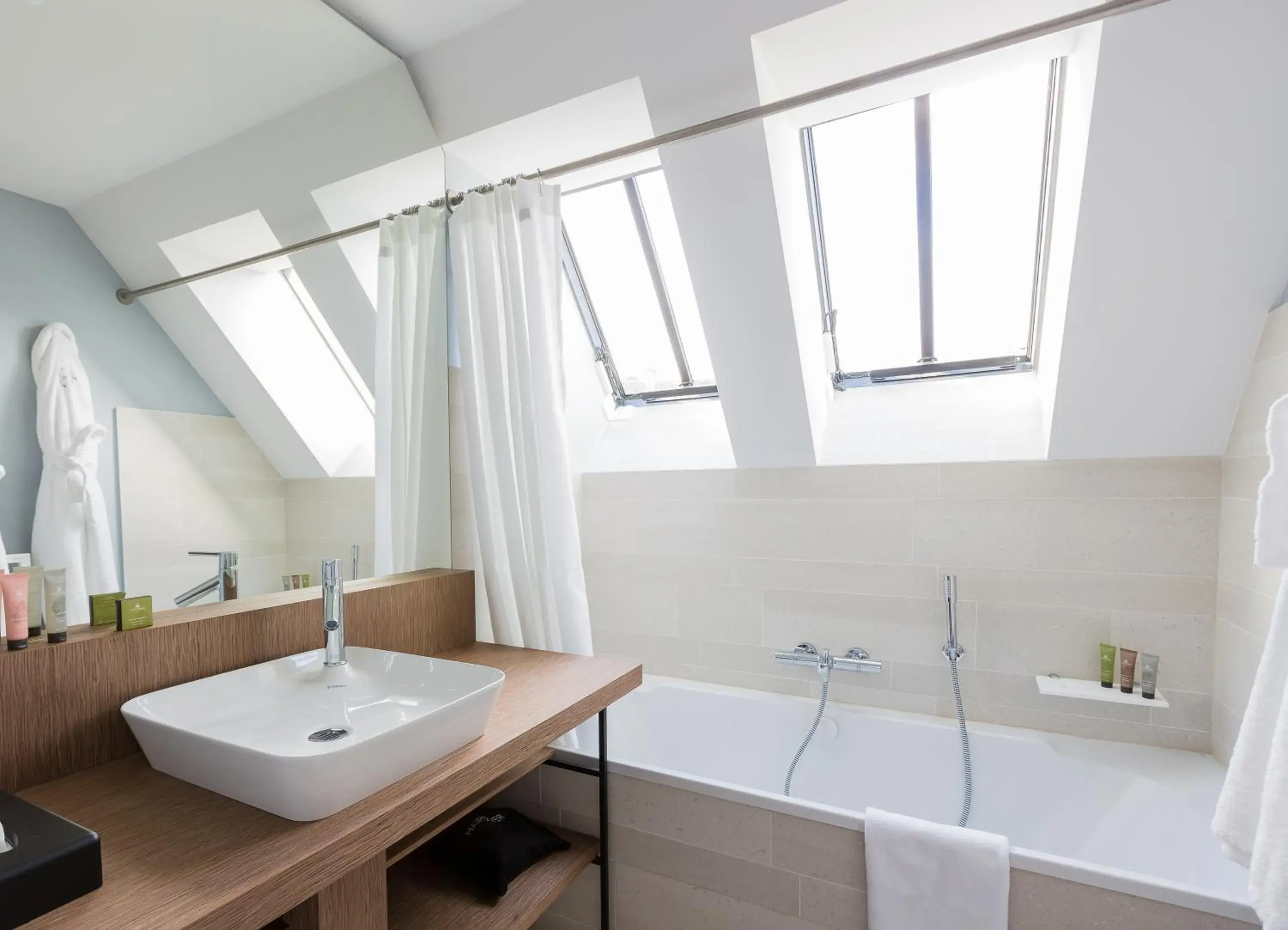 Bathroom in Golden Tulip Saint Malo– Le Grand Bé Bathroom in Golden Tulip Saint Malo– Le Grand Bé