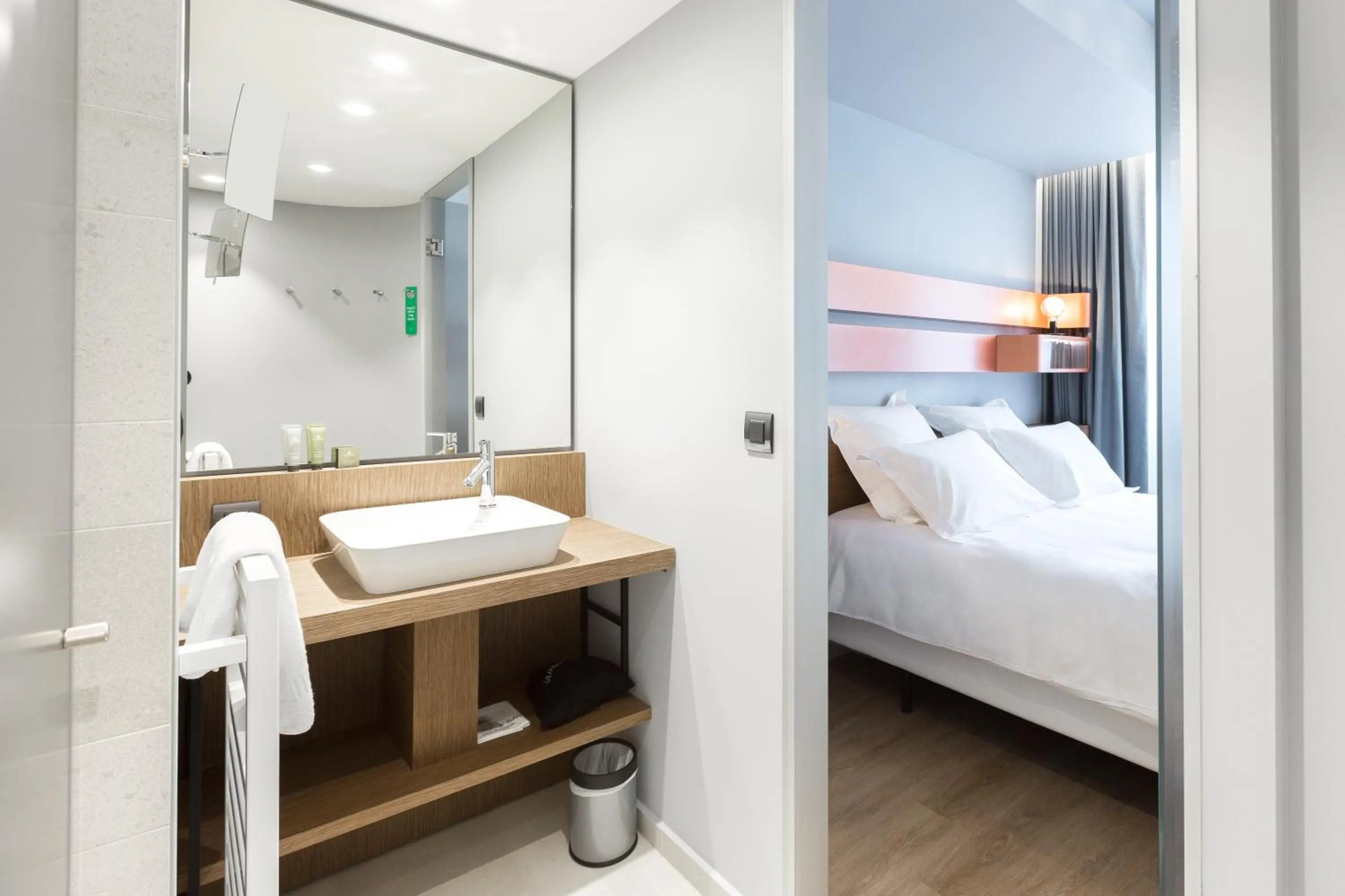 Bathroom, Bed in Golden Tulip Saint Malo– Le Grand Bé