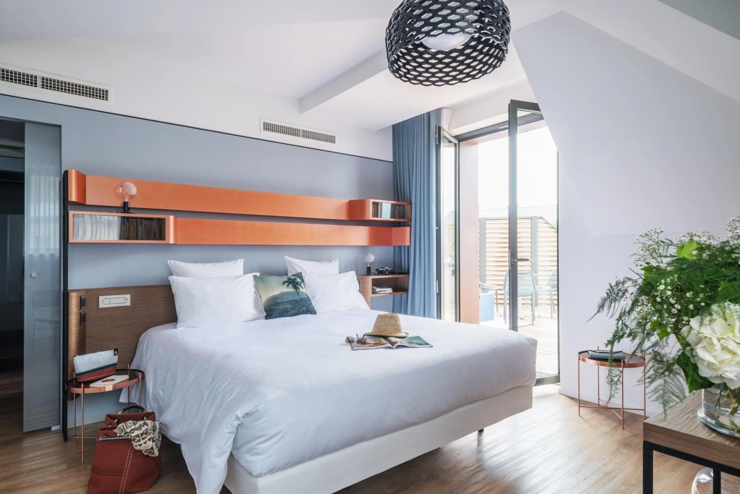 Photo of the whole room, Bed in Golden Tulip Saint Malo– Le Grand Bé