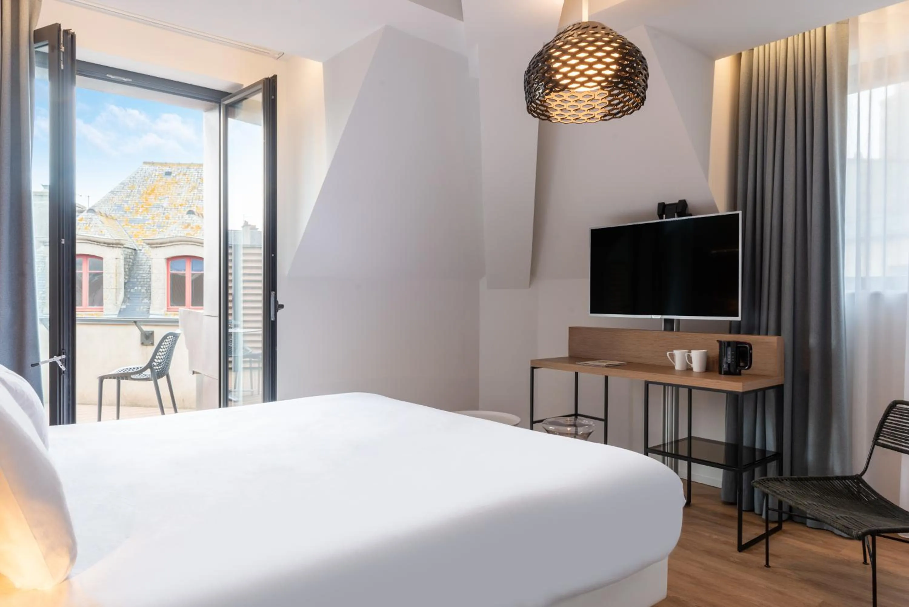 Photo of the whole room, Bed in Golden Tulip Saint Malo– Le Grand Bé