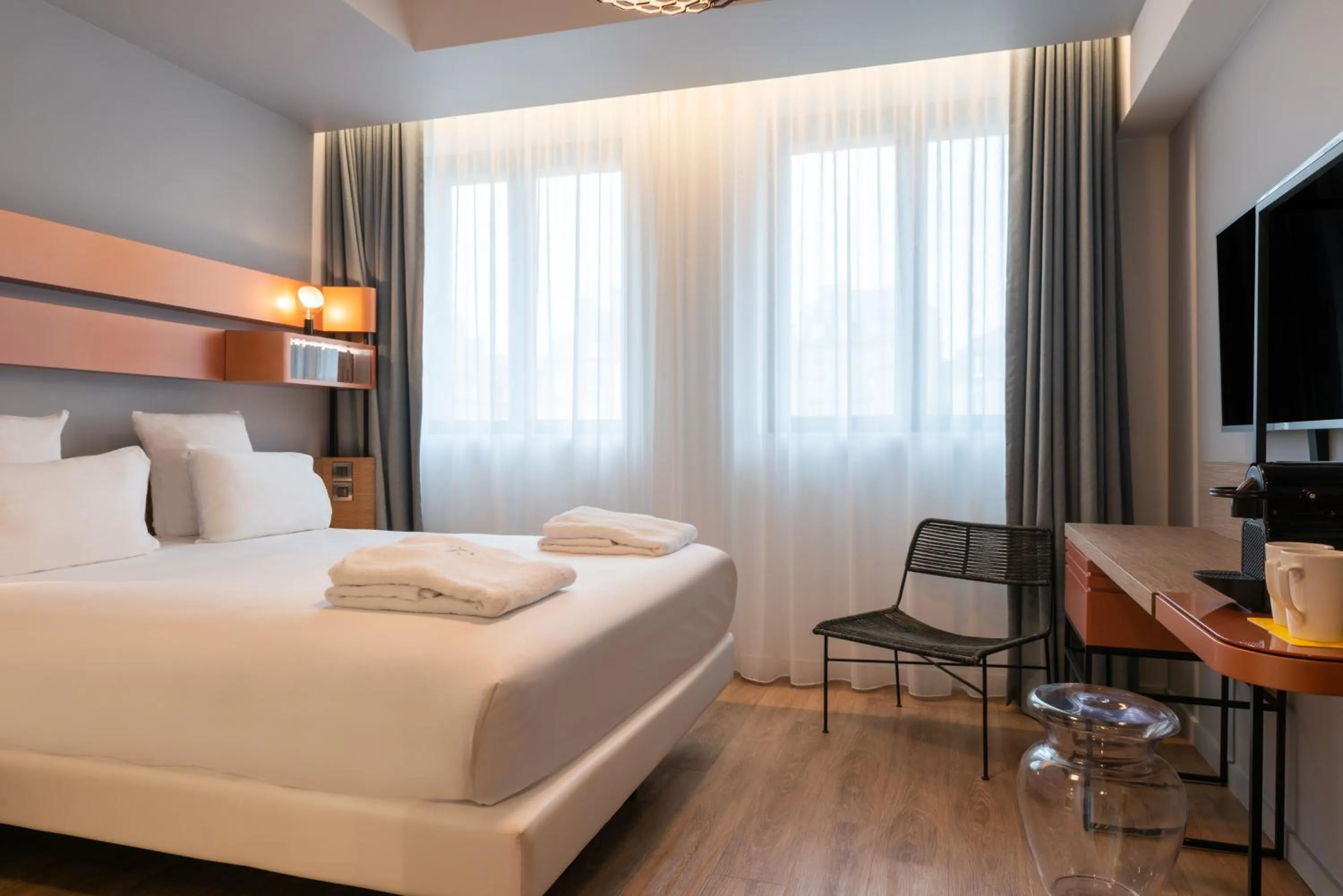 Bedroom, Bed in Golden Tulip Saint Malo– Le Grand Bé