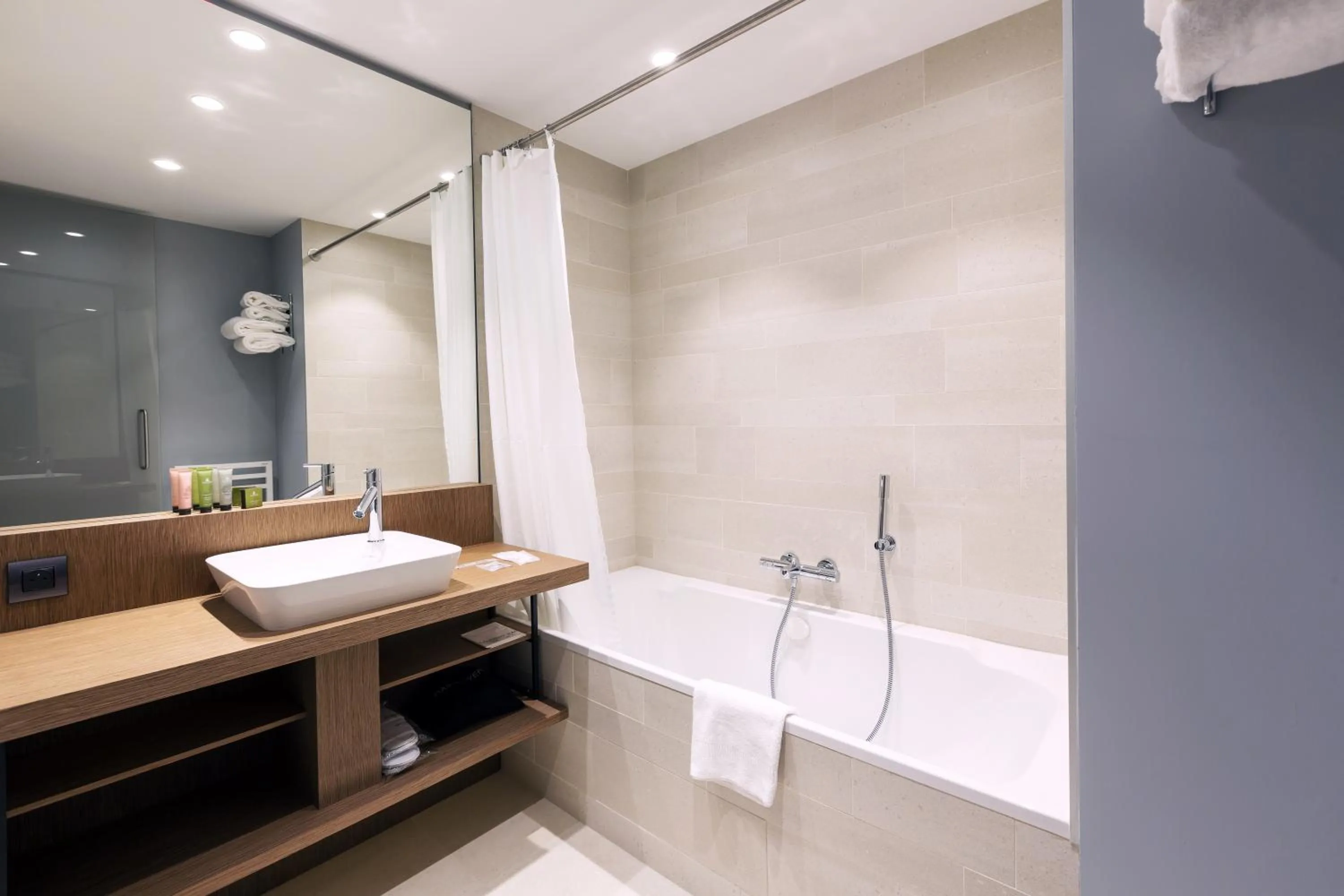 Bathroom in Golden Tulip Saint Malo– Le Grand Bé