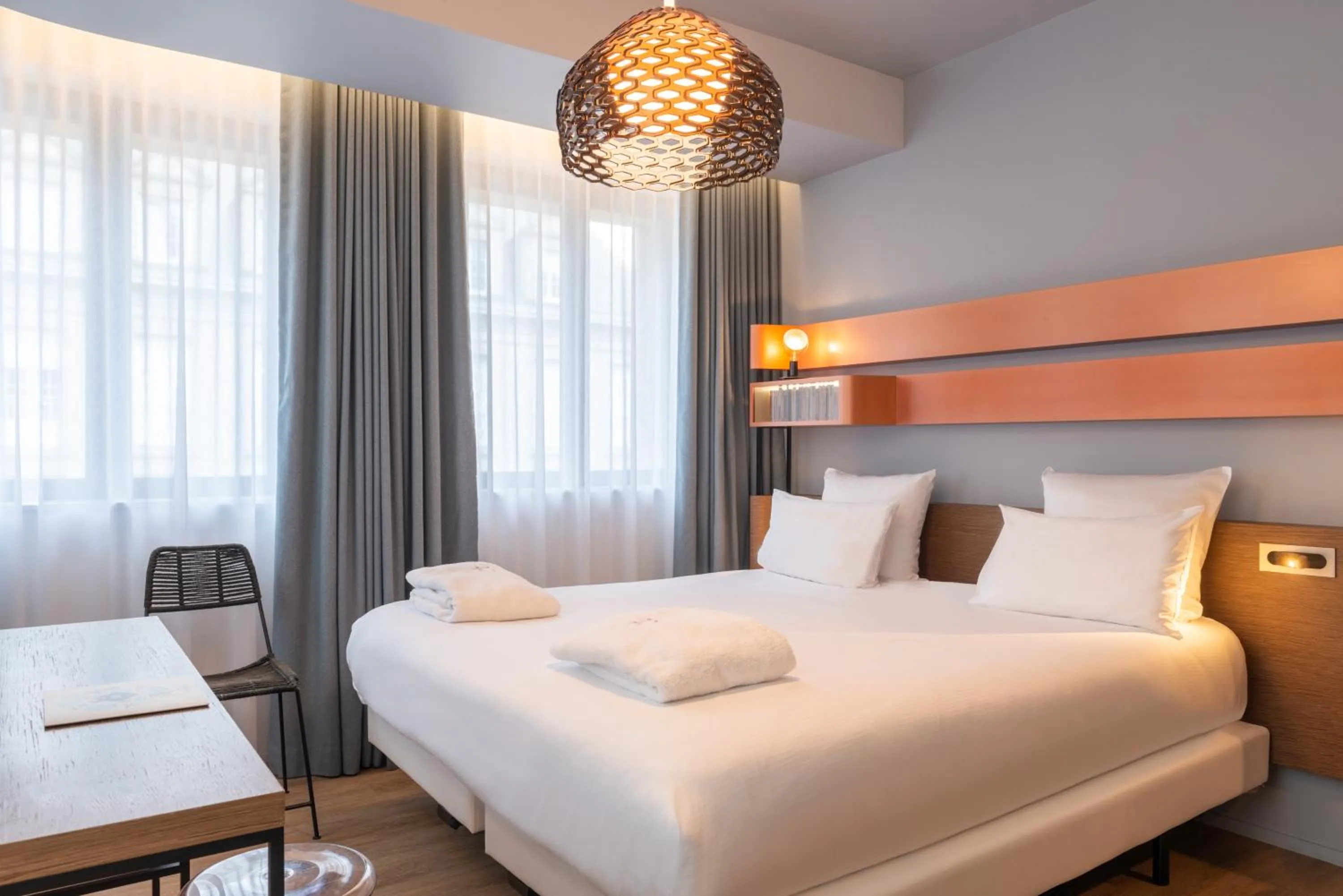 Bedroom, Bed in Golden Tulip Saint Malo– Le Grand Bé