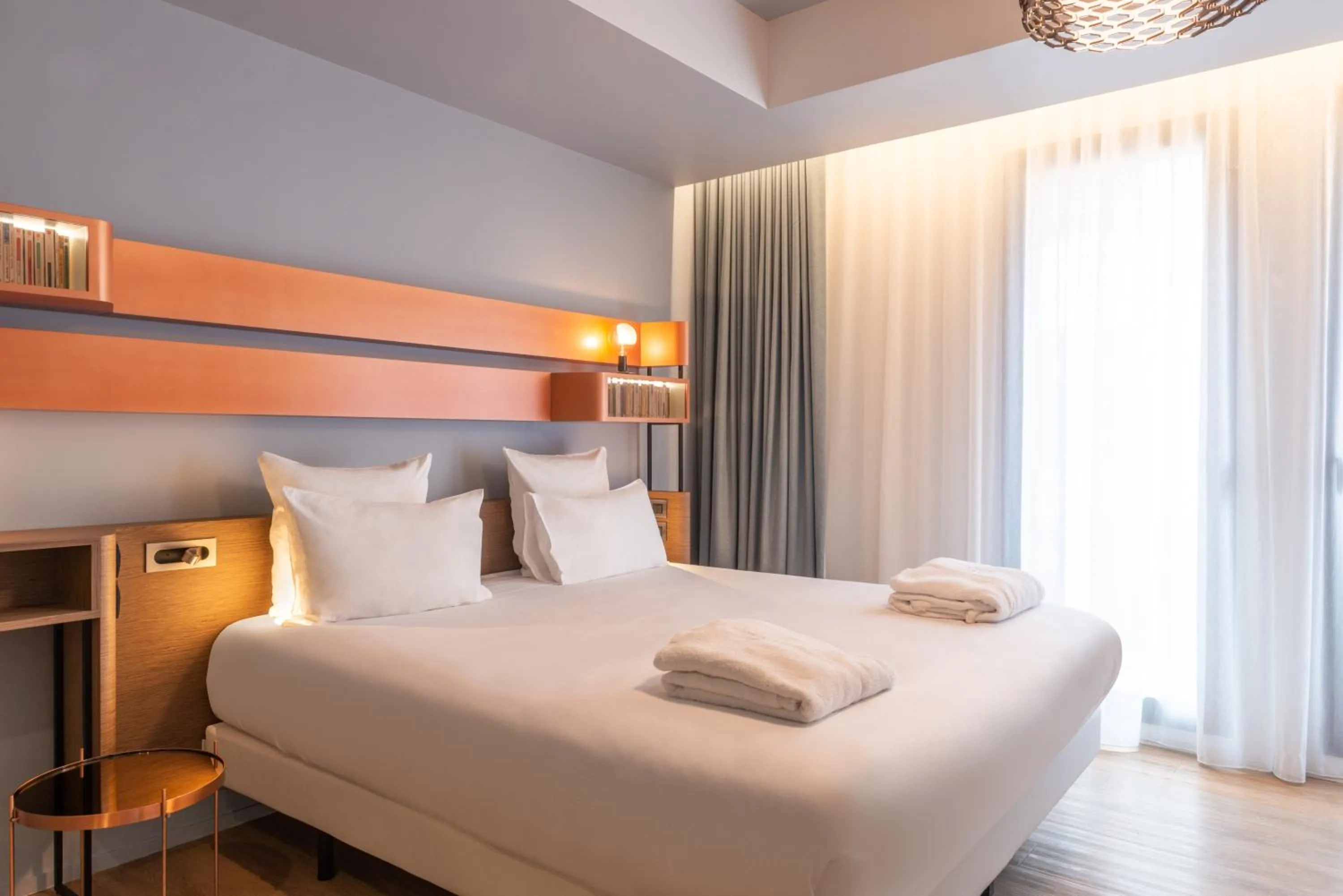 Bedroom, Bed in Golden Tulip Saint Malo– Le Grand Bé