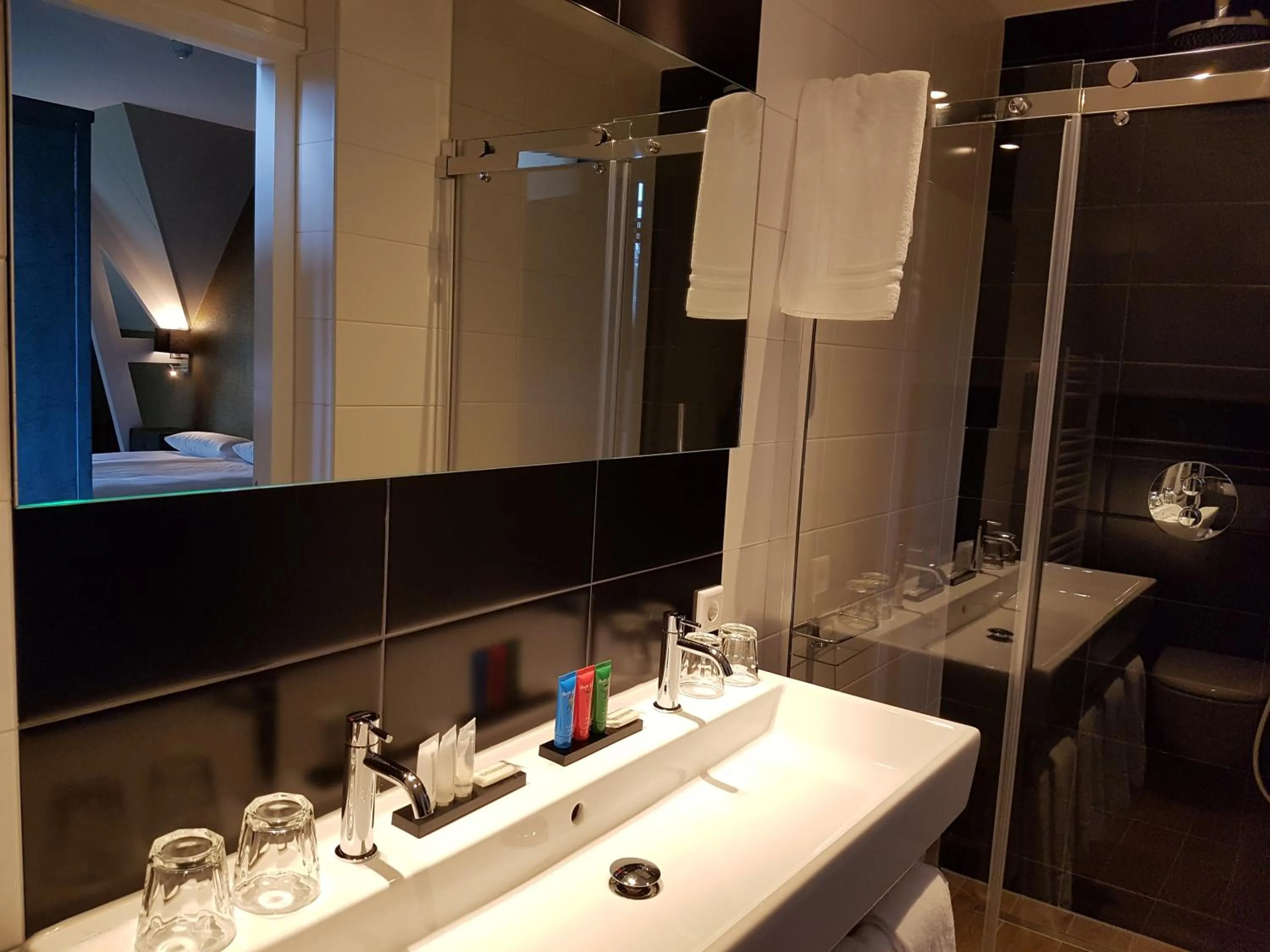 Bathroom in Rijksmonument Hotel de Sprenck - including free private parking