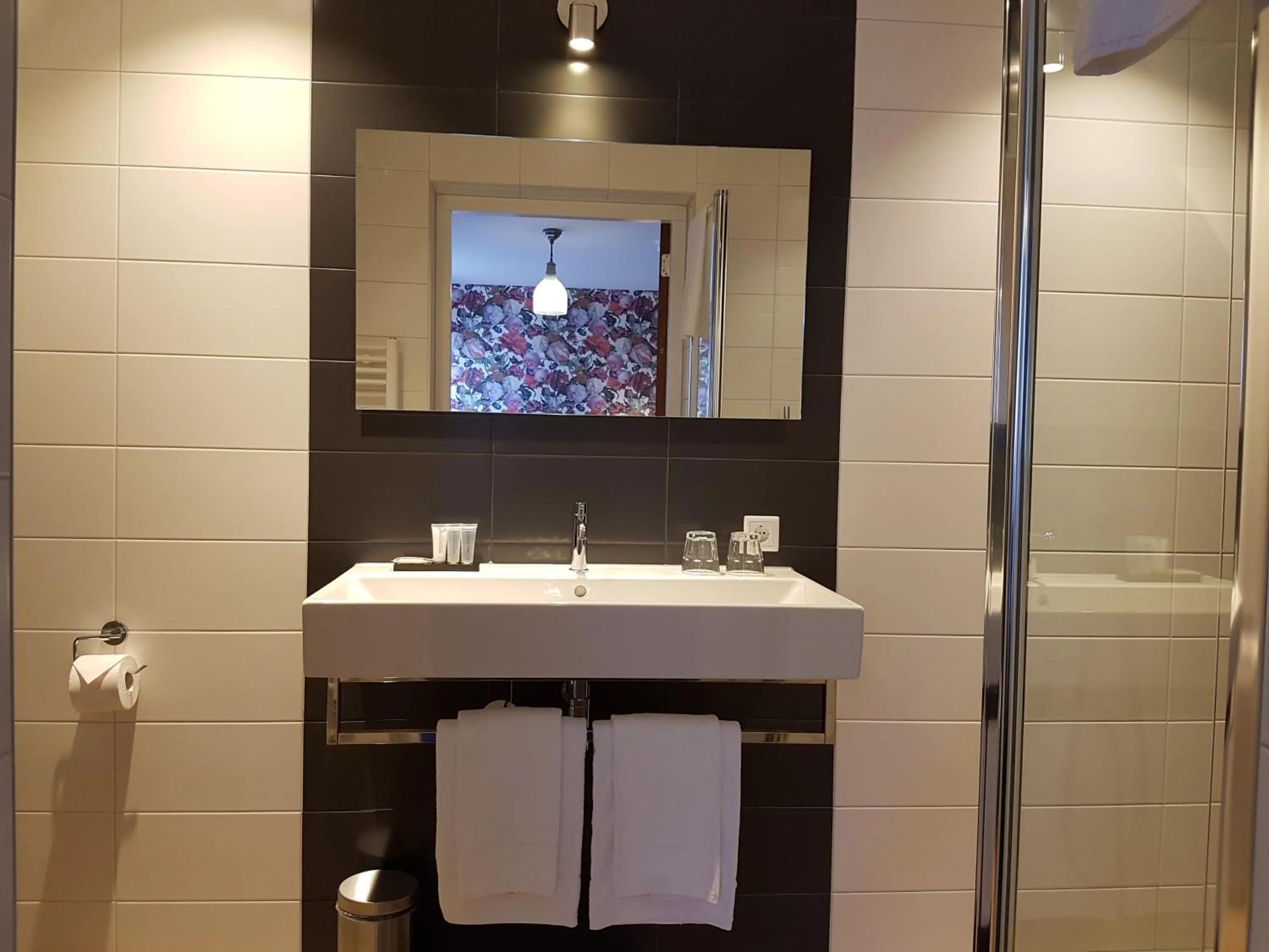 Bathroom in Rijksmonument Hotel de Sprenck - including free private parking