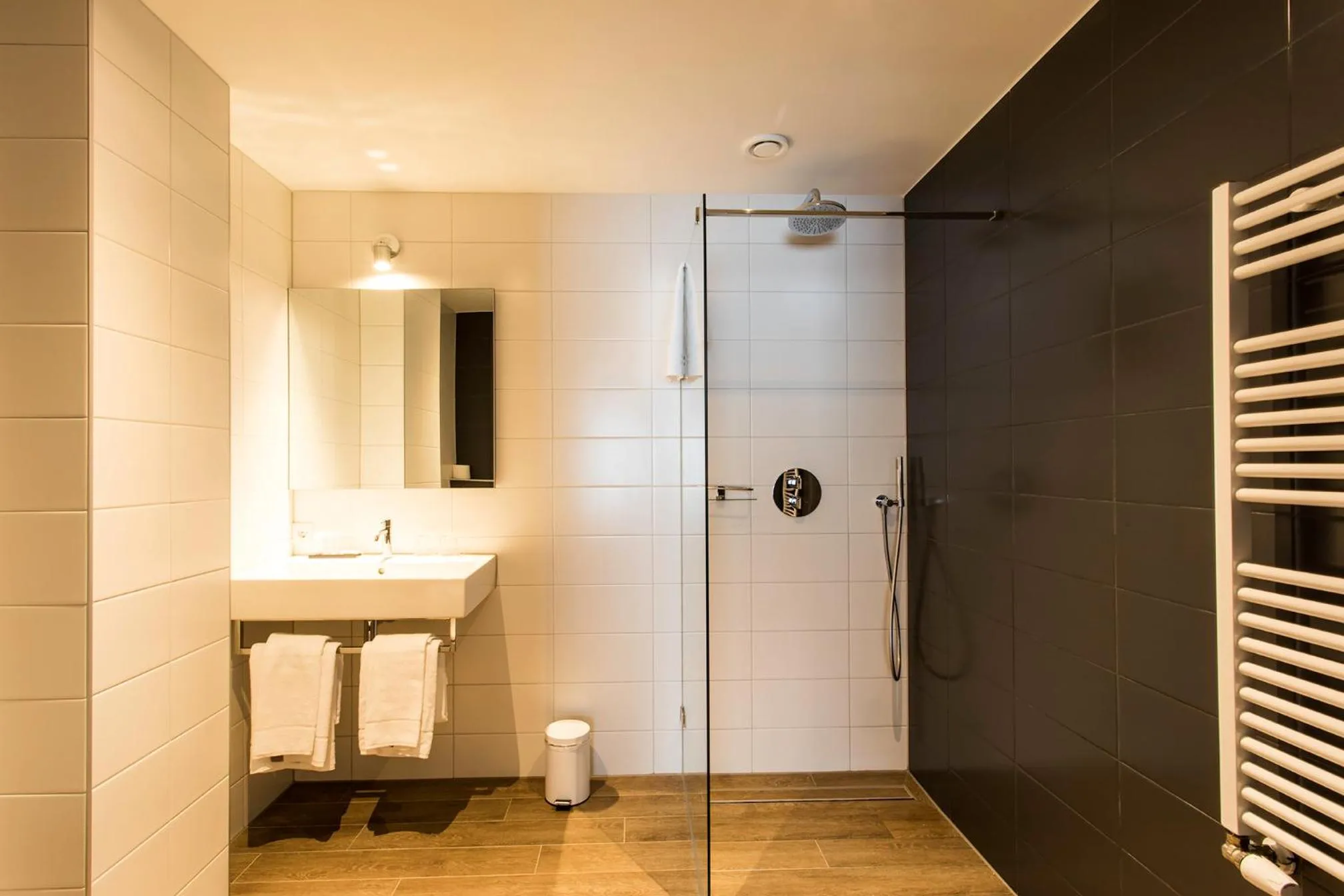 Bathroom in Rijksmonument Hotel de Sprenck - including free private parking